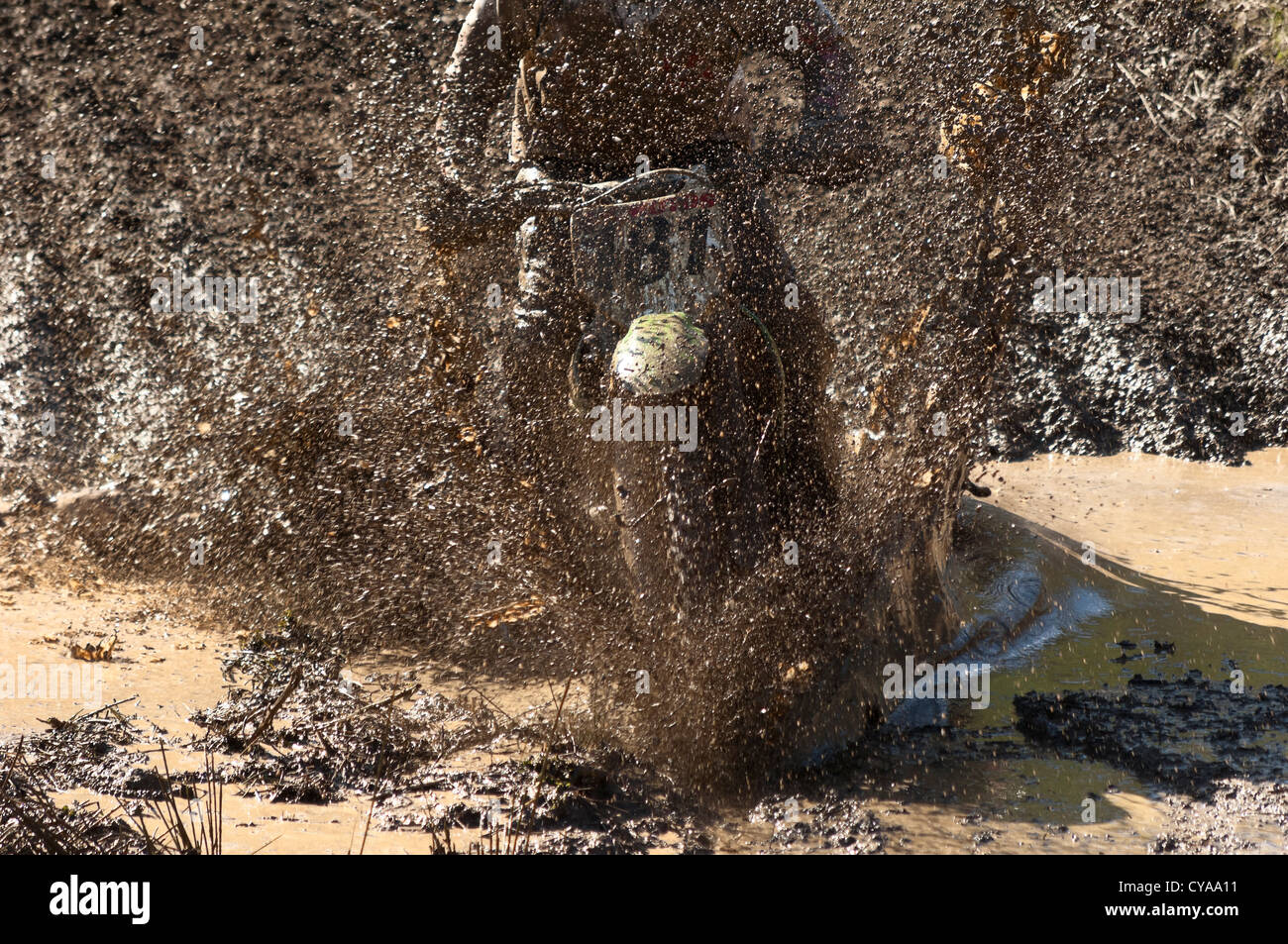 Rider Motocross traversant un ruisseau Muddy sur la piste d'Safara, Alentejo, Portugal Banque D'Images
