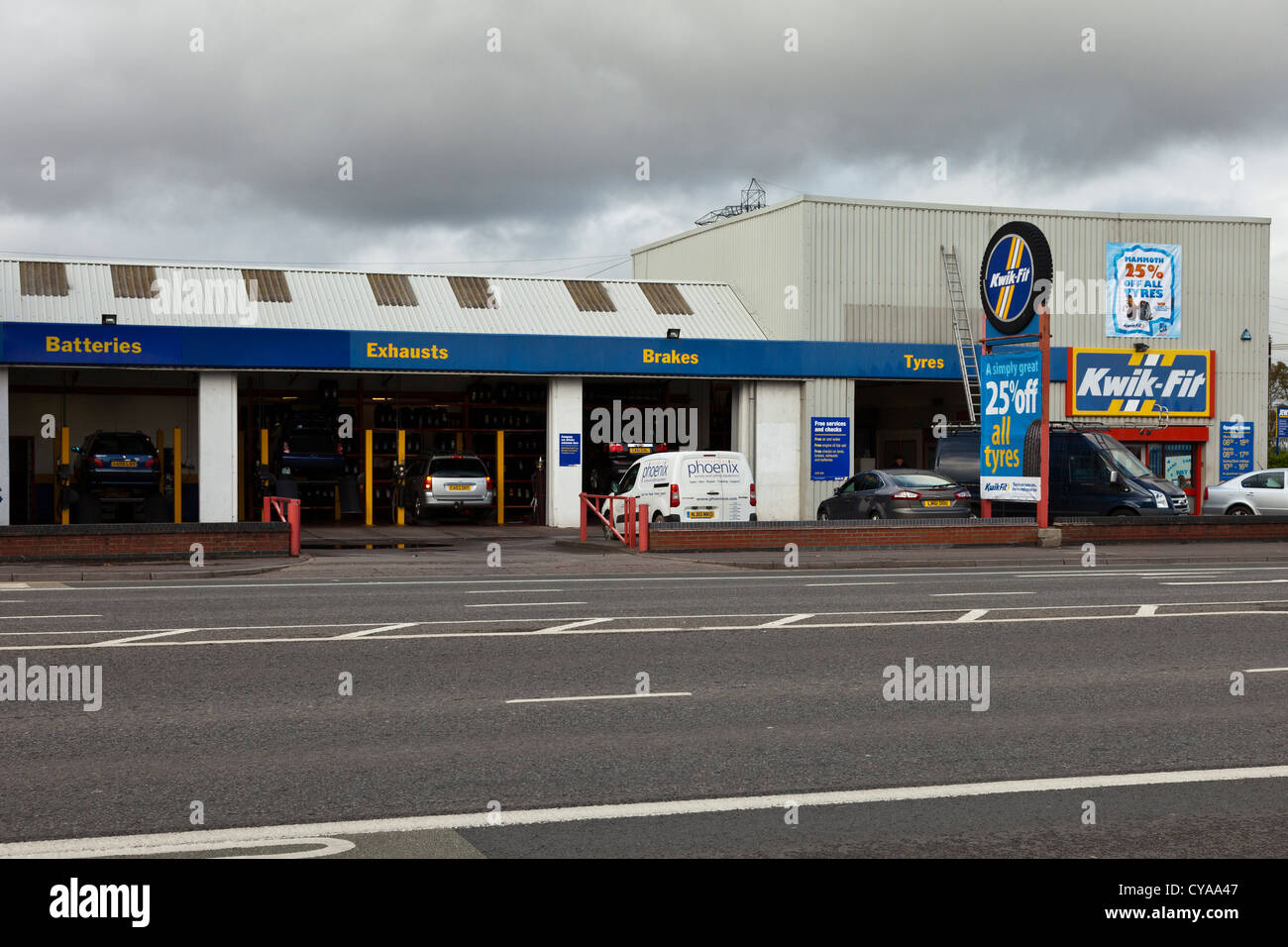 Monter le raccord de gonflage des pneus Kwik garage,atelier d'échappements batteries freins et pneus, Newport Road, Cardiff, Pays de Galles, Royaume-Uni. Banque D'Images
