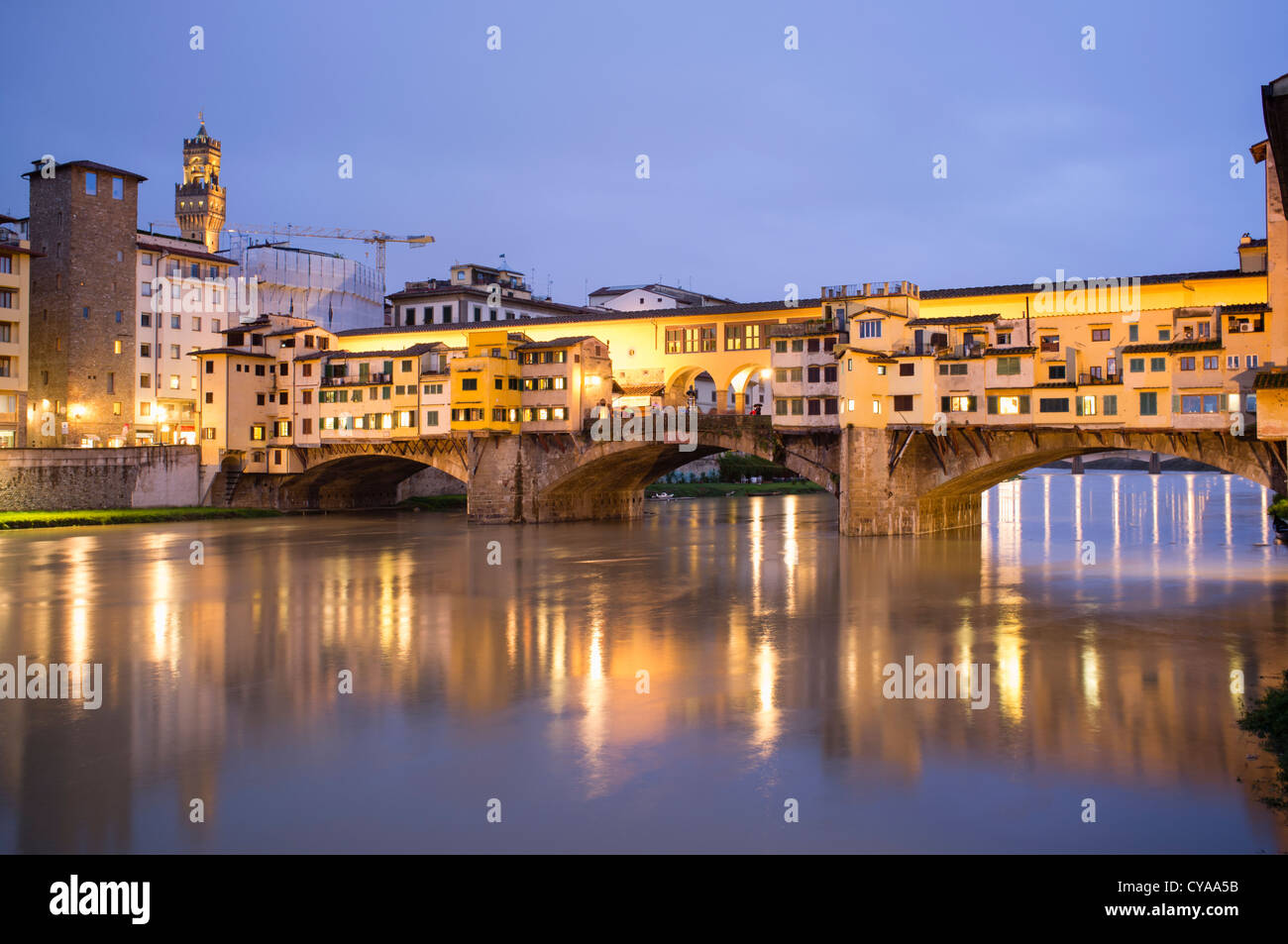 Soir view of historic ponte Vecchio sur l'Arno à Florence Italie Banque D'Images