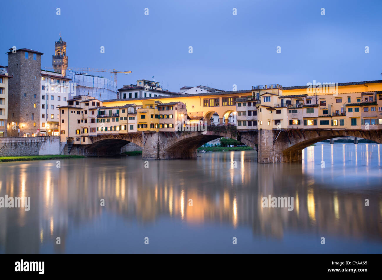 Soir view of historic ponte Vecchio sur l'Arno à Florence Italie Banque D'Images