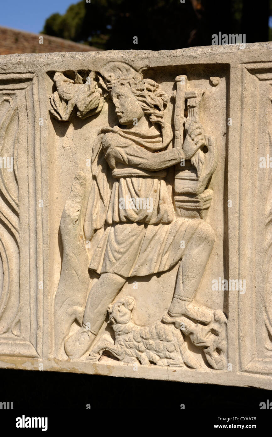 Italie, Rome, Ostie Antica, sarcophage romain bas relief Banque D'Images