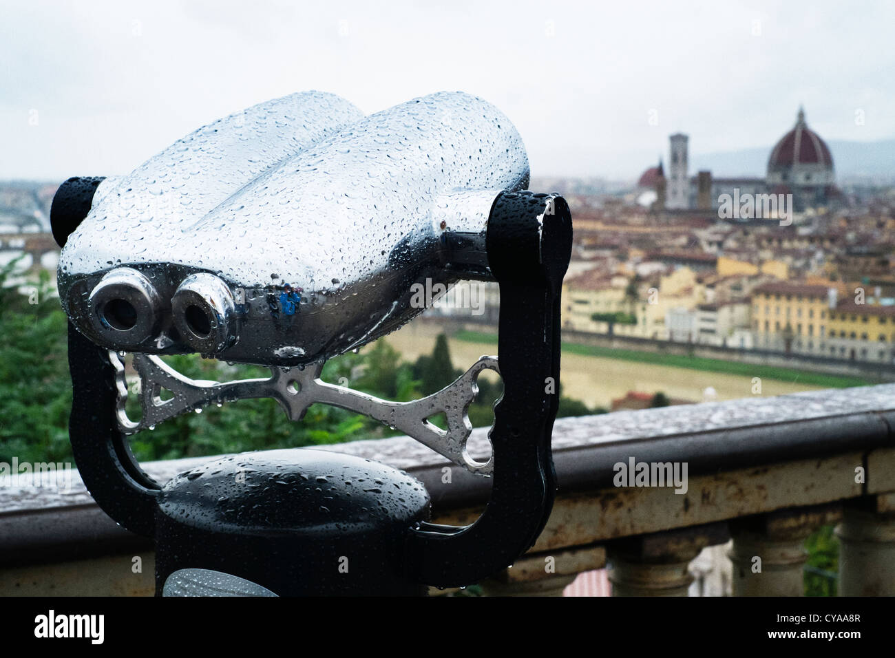 Vue sur les toits de Florence avec affichage public binoculars Banque D'Images