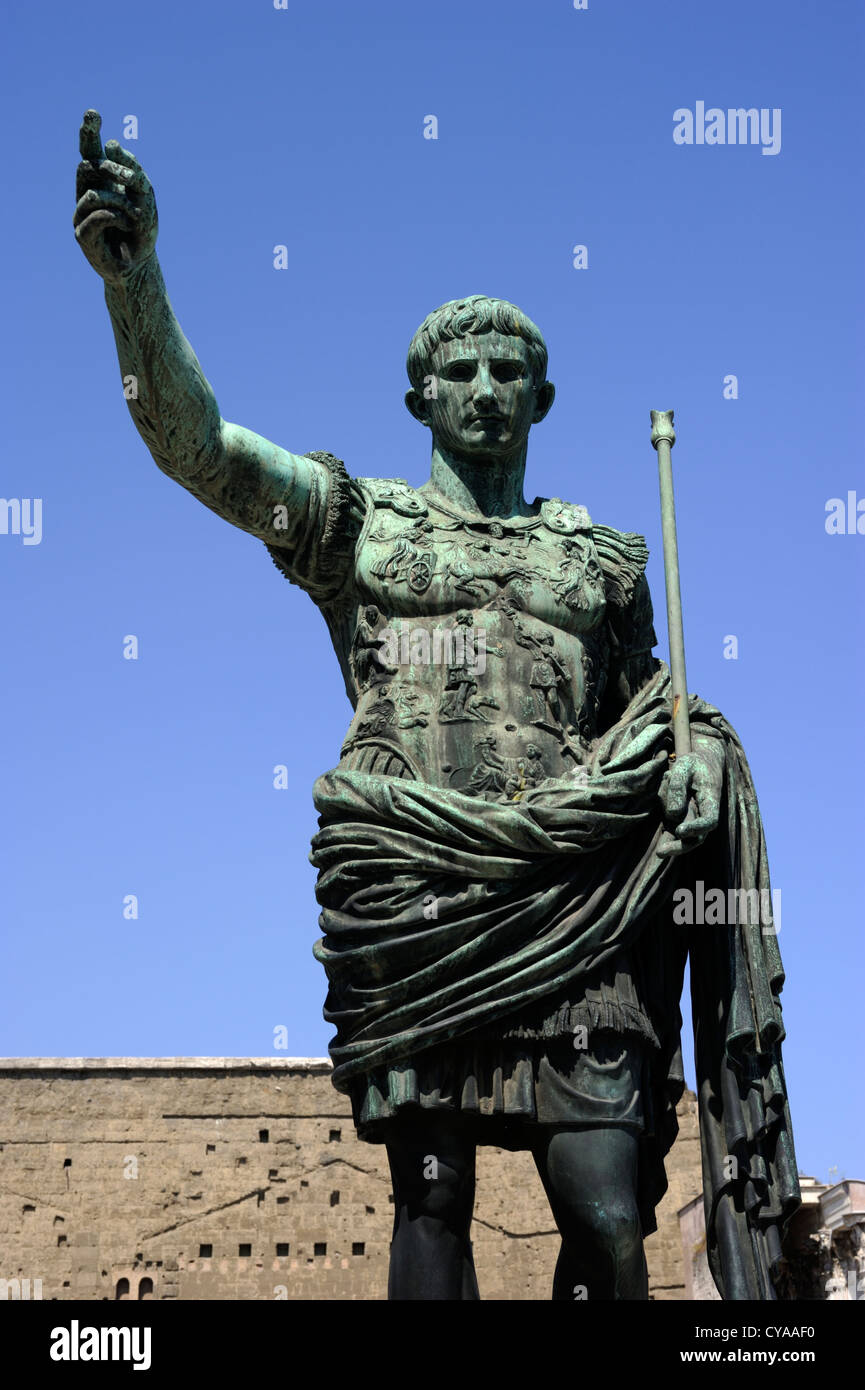 Italie, Rome, statue de l'empereur romain Julius César Augustus Banque D'Images