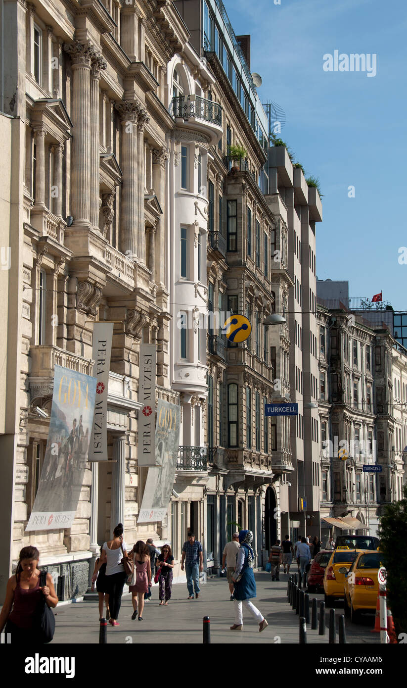 ISTANBUL, TURQUIE. Mesrutiyet Caddesi une vue le long dans le quartier de Beyoglu de la ville, avec le Musée Pera sur la gauche. 2012. Banque D'Images