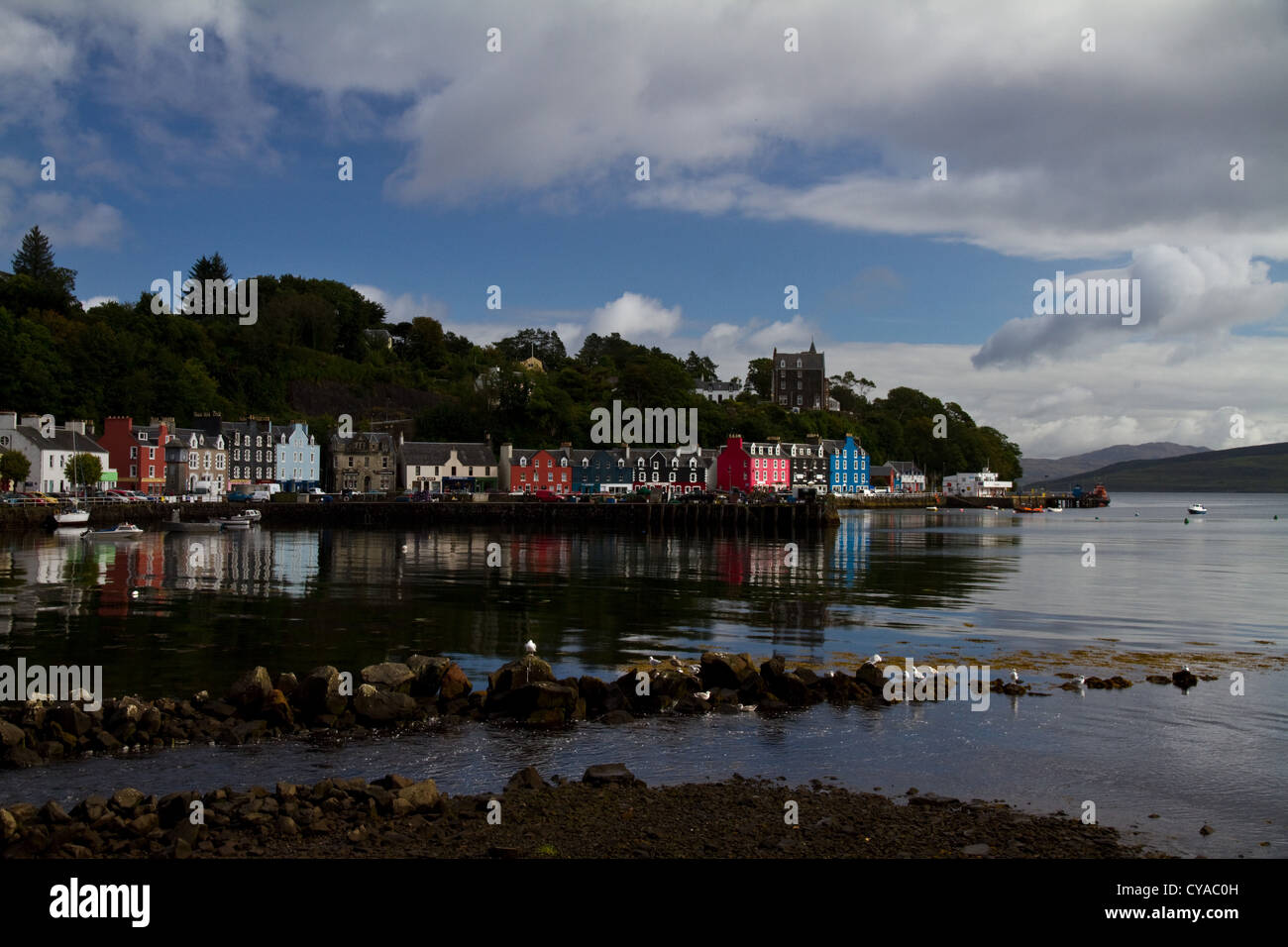 Une belle vue sur le port, à Tobermory, Isle of Mull, Scotland, avec ses célèbres maisons colorées, définition pour séries télé Balamory Banque D'Images