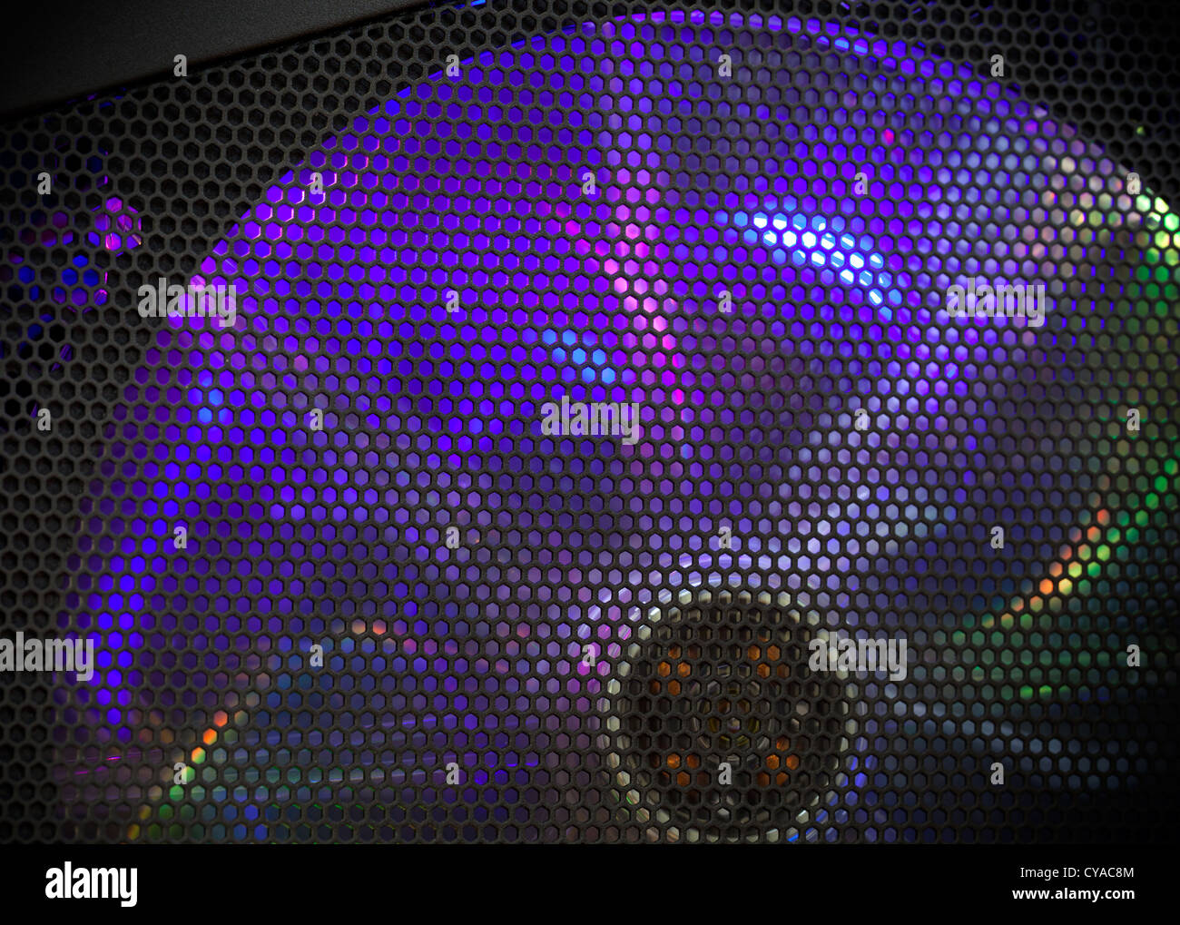 Fragment de la coque de l'ordinateur. Refroidisseur ventilateur rotatif avec éclairage LED colorés Banque D'Images