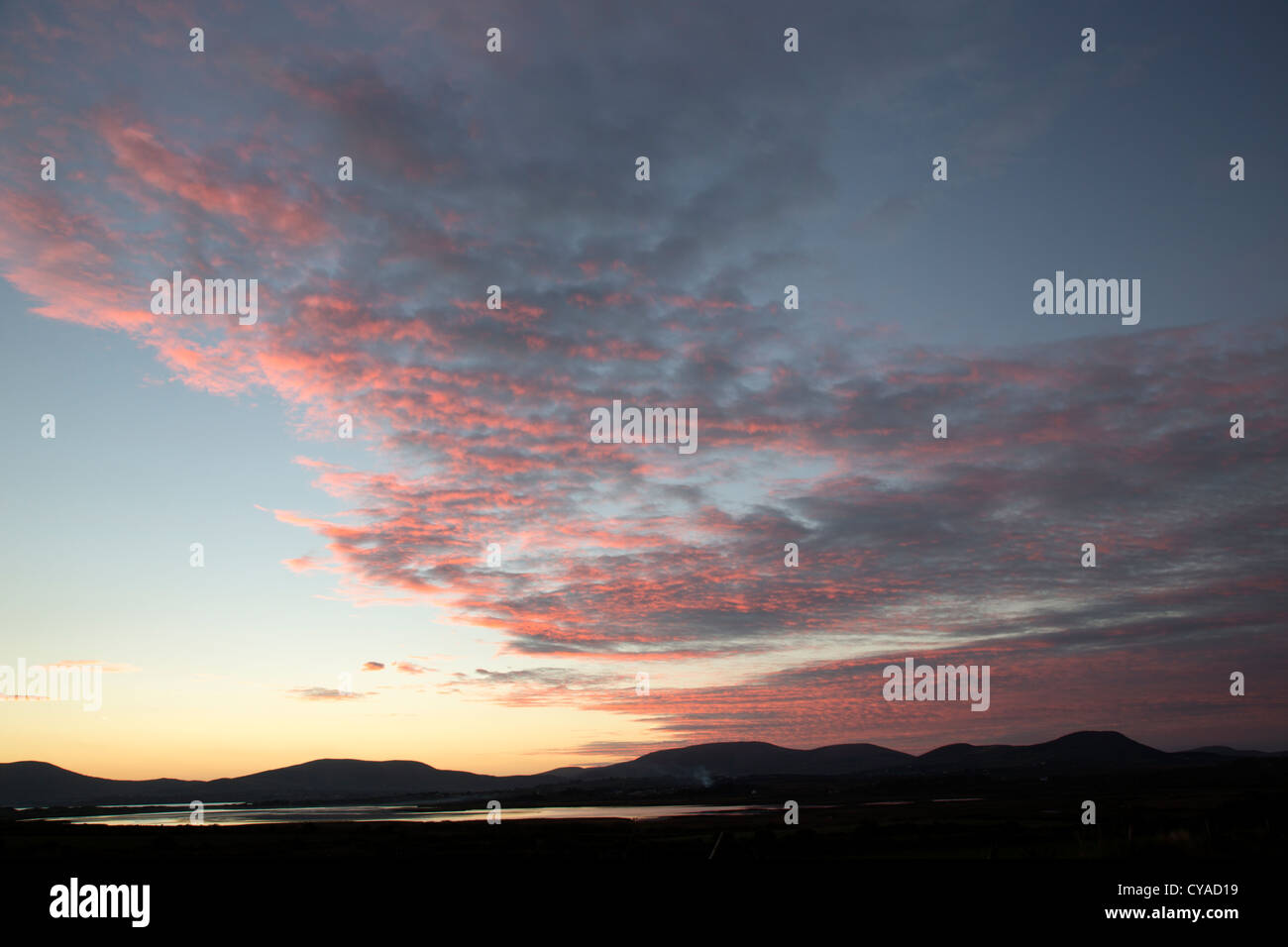 L'Anneau du Kerry, à proximité de Waterville, Irlande. Le coucher du soleil. Banque D'Images