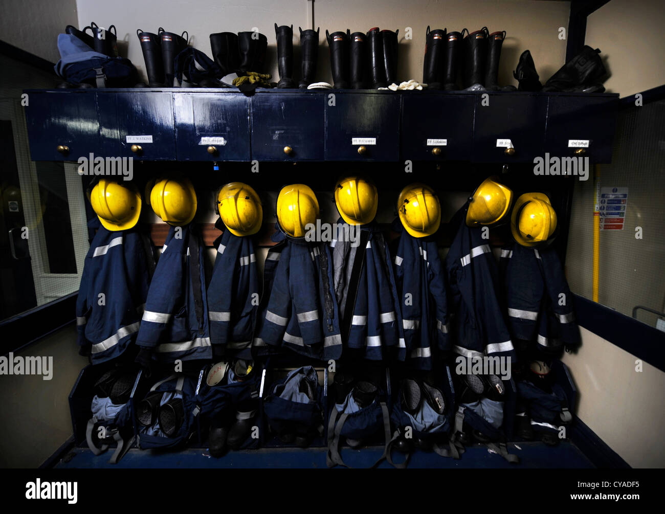 Re. Fireman de white watch à Pontypridd Fire Station en S Wales - détail de firemans vestiaire Banque D'Images