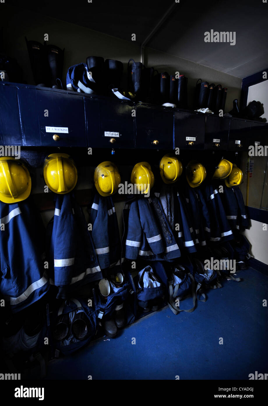 Re. Fireman de white watch à Pontypridd Fire Station en S Wales - détail de firemans vestiaire Banque D'Images