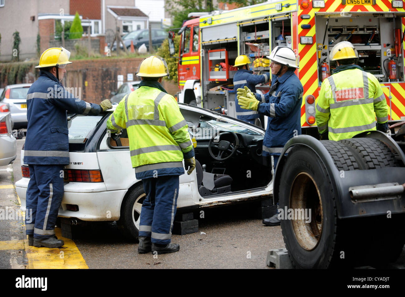 Fireman de white watch à Pontypridd Fire Station en S Wales - Une session de formation à l'aide d'équipement en cas d'une route Banque D'Images