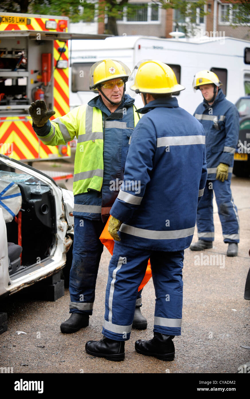 Fireman de white watch à Pontypridd Fire Station en S Wales - Une session de formation à l'aide d'équipement en cas d'une route Banque D'Images
