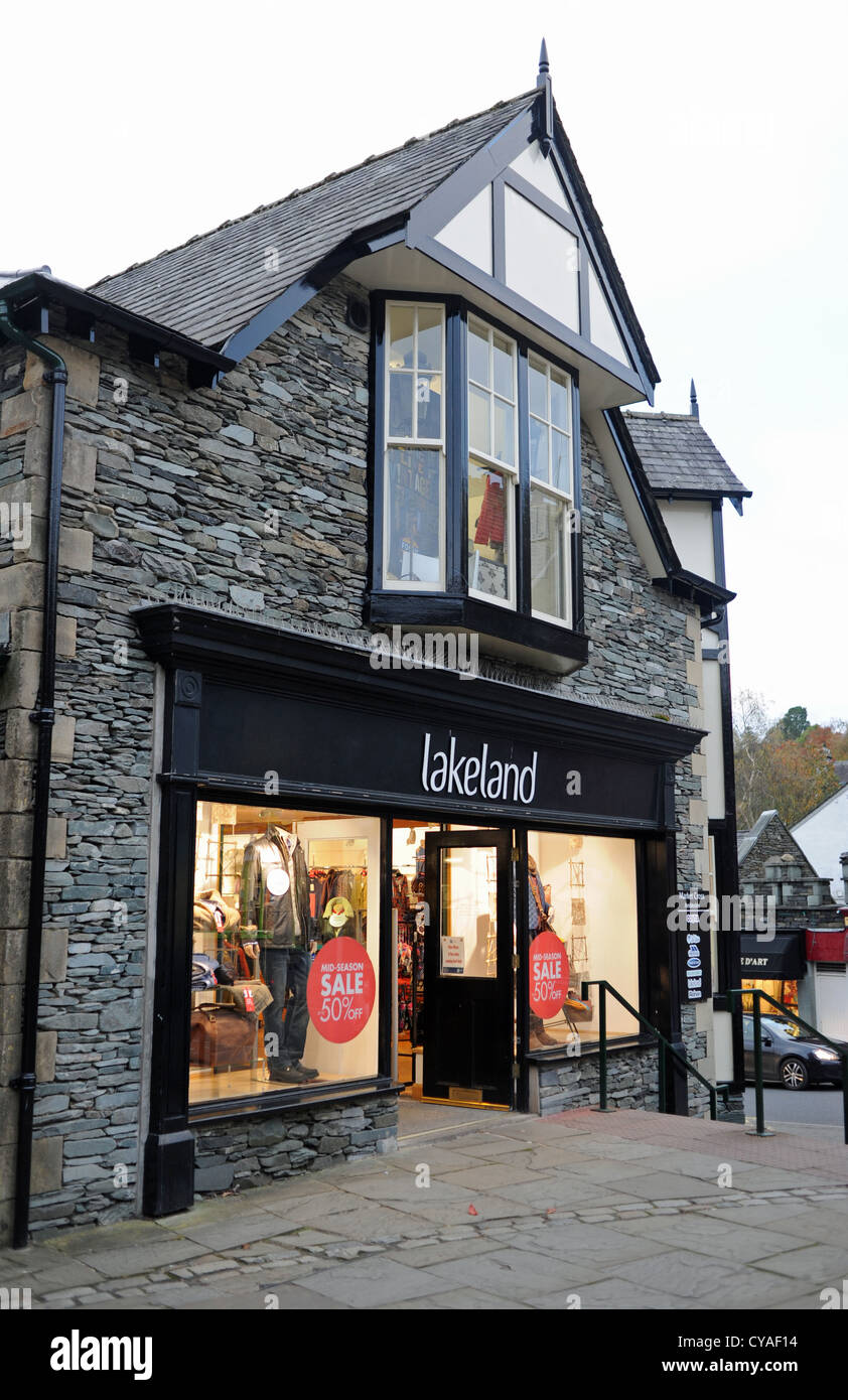 Le magasin de Lakeland à Ambleside Lake District Cumbria UK - dans la fenêtre sont des panneaux pour 50% de réduction des offres Banque D'Images