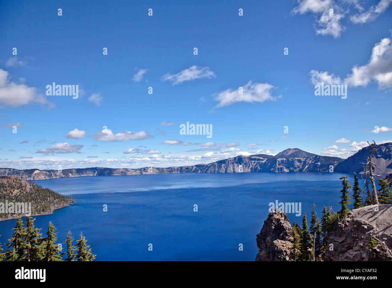 Crater Lake dans l'état de l'Oregon est célèbre pour son eau bleu profond est le lac le plus profond de l'United States Banque D'Images