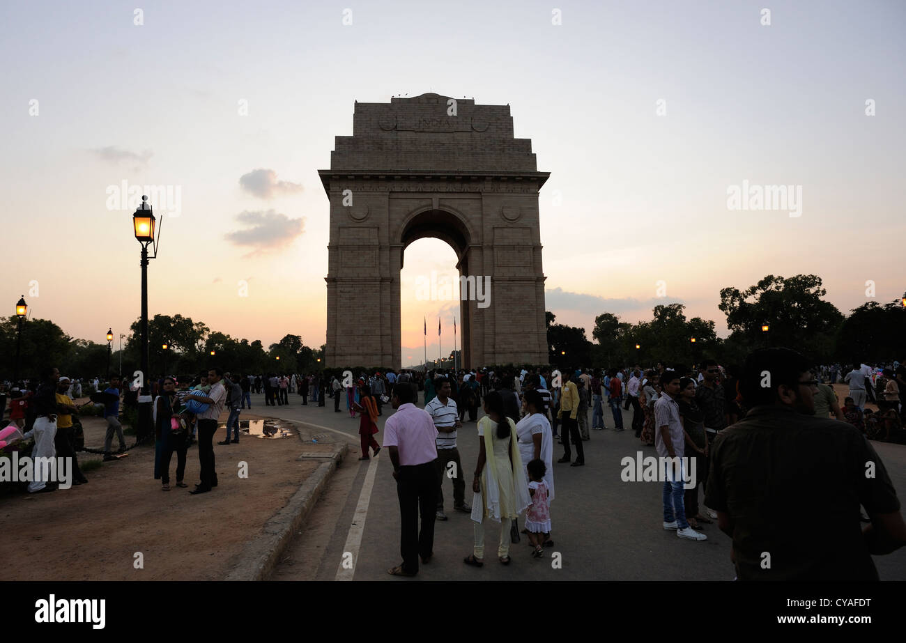 Yourists et des habitants de se rassembler autour du monument de Delhi, India Gate, au crépuscule. La porte de l'Inde, Rajpath, nouveau Delhia, République de l'Inde. Banque D'Images