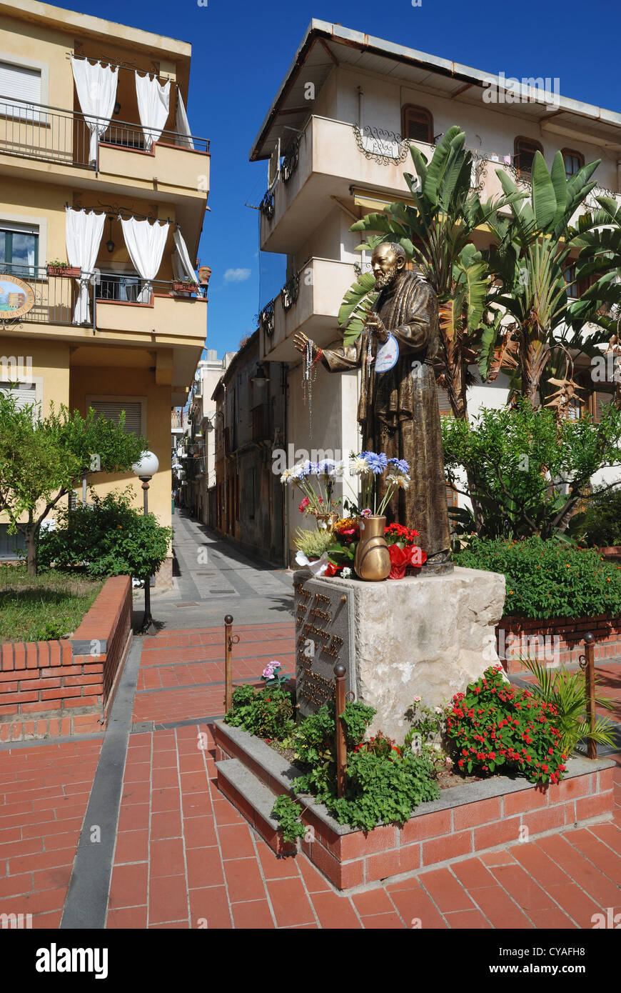 Une statue de Padre Pio. Letojanni, Sicile, Italie. Banque D'Images