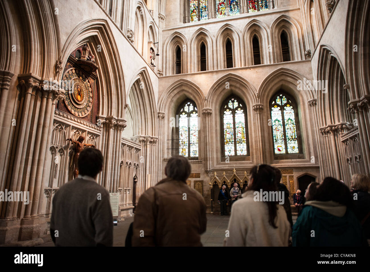 WELLS, Royaume-Uni — les touristes observent la célèbre horloge médiévale de la cathédrale de Wells à Wells, Somerset. L'horloge astronomique, datant du XIVe siècle, est considérée comme l'une des plus anciennes horloges de travail dans le monde et dispose d'un mécanisme frappant avec des chevaliers joutes qui apparaissent lorsque l'horloge sonne. La montre affiche à la fois l'heure et les informations astronomiques, y compris les phases de la lune et la position du soleil. La cathédrale de Wells, construite entre 1175 et 1490, est largement considérée comme l'un des plus beaux exemples de l'architecture gothique anglaise. La cathédrale se Banque D'Images WELLS, Royaume-Uni — les touristes observent la célèbre horloge médiévale de la cathédrale de Wells à Wells, Somerset. L'horloge astronomique, datant du XIVe siècle, est considérée comme l'une des plus anciennes horloges de travail dans le monde et dispose d'un mécanisme frappant avec des chevaliers joutes qui apparaissent lorsque l'horloge sonne. La montre affiche à la fois l'heure et les informations astronomiques, y compris les phases de la lune et la position du soleil. La cathédrale de Wells, construite entre 1175 et 1490, est largement considérée comme l'un des plus beaux exemples de l'architecture gothique anglaise. La cathédrale se Banque D'Images