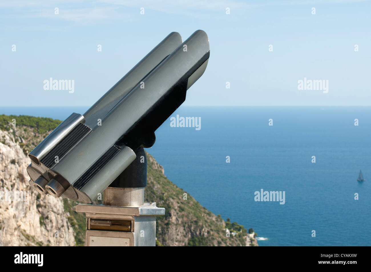 Télescope touristique noir. Sur la mer et le ciel Banque D'Images