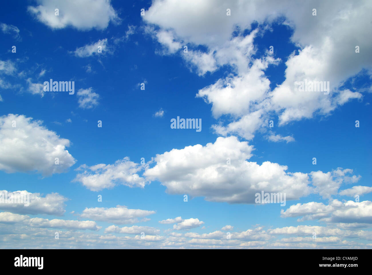 Fond de Ciel bleu avec de petits nuages Banque D'Images