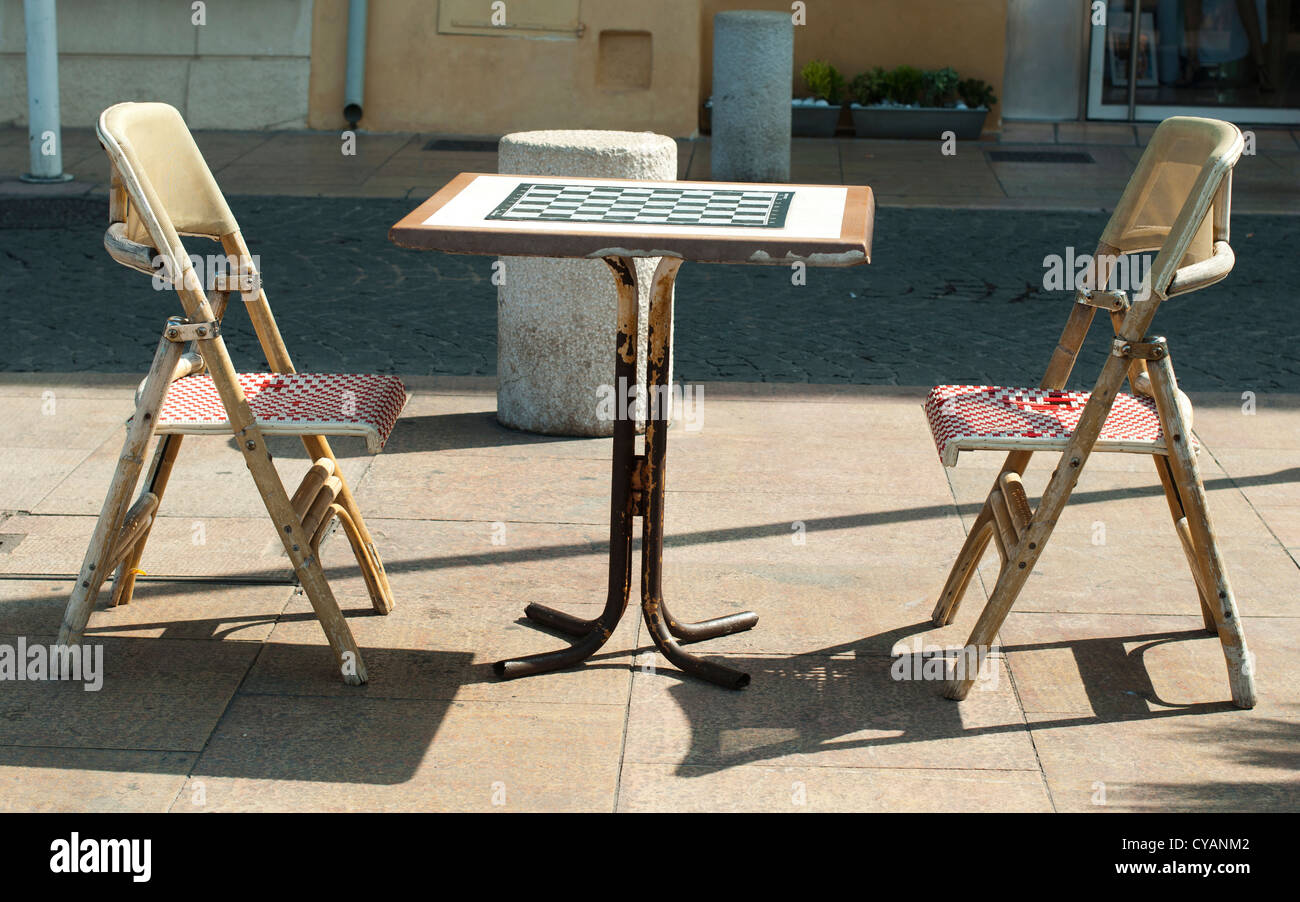 Table et chaises pour les échecs sur la rue Banque D'Images