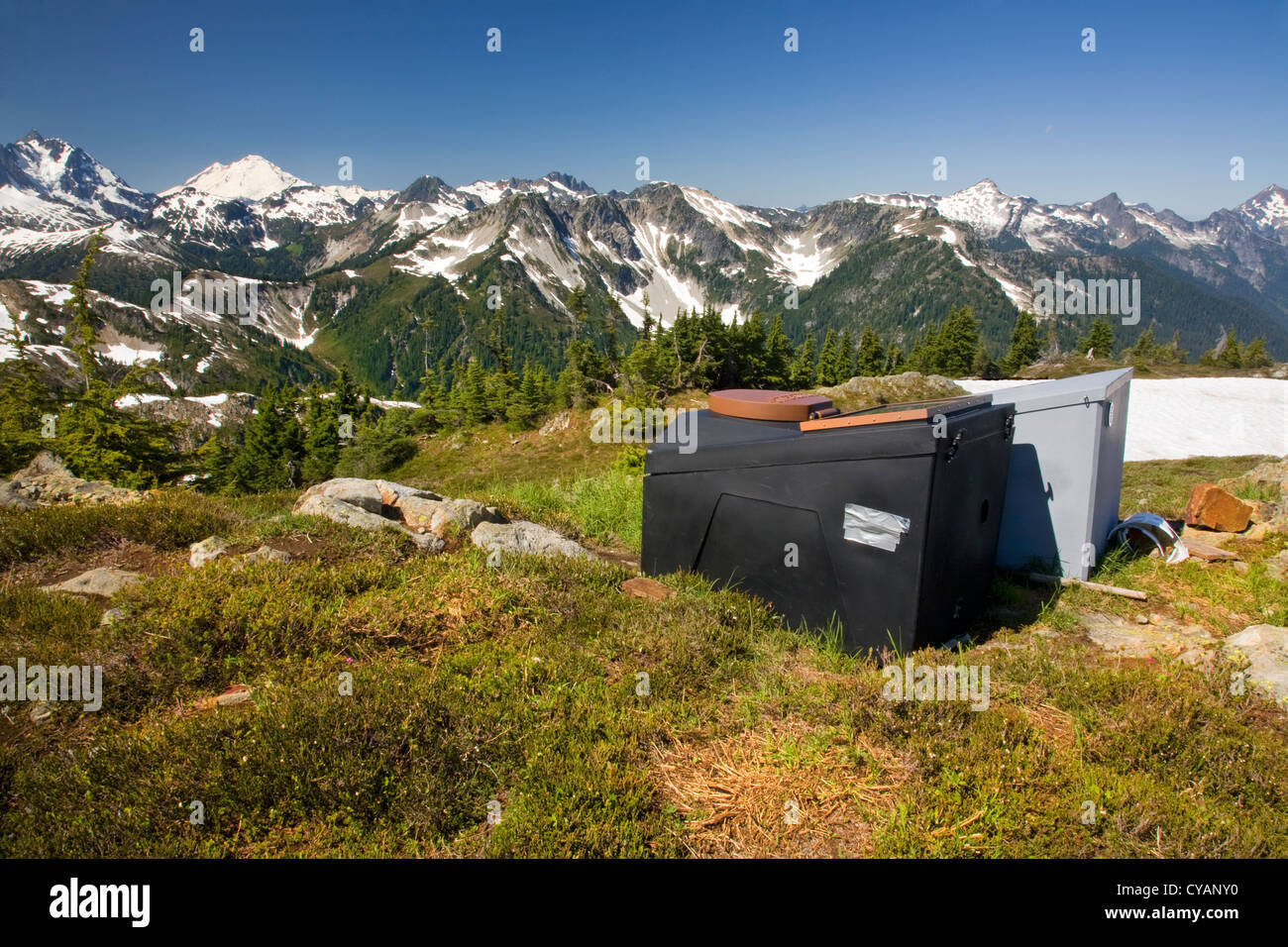 WASHINGTON - Le compostage toilettes avec vue panoramique sur la crête près de Copper Mountain Lookout dans North Cascades National Park. Banque D'Images