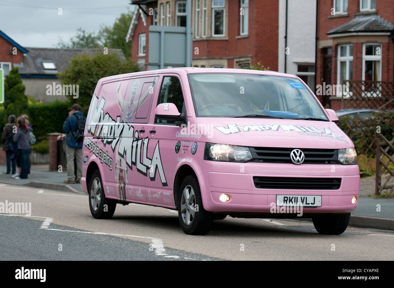 Volkswagen T5 transporter van en rose vif. Banque D'Images