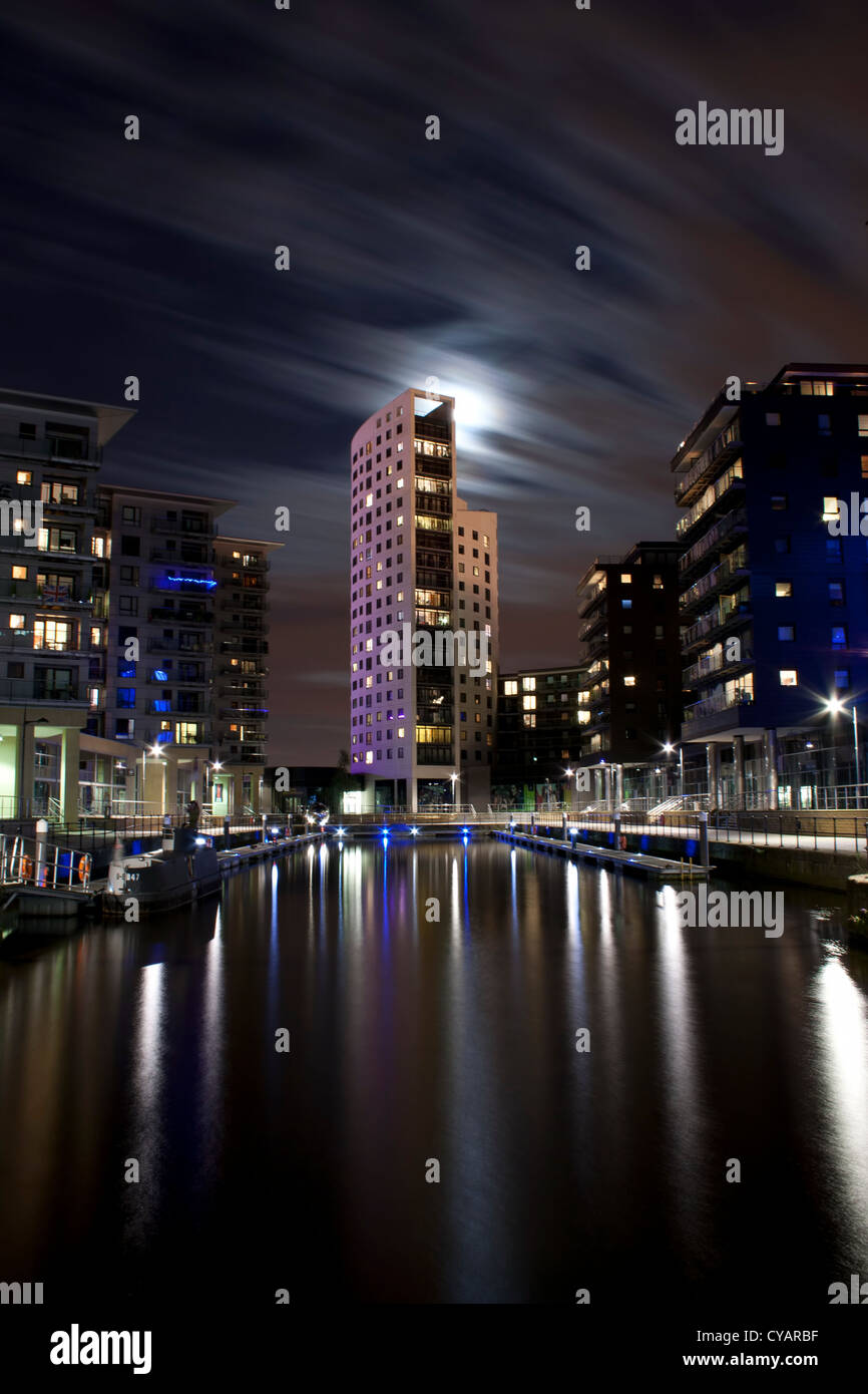 Clarence Dock à Leeds, West Yorkshire de nuit.Avec la lune qui brillait à travers la tour. Banque D'Images