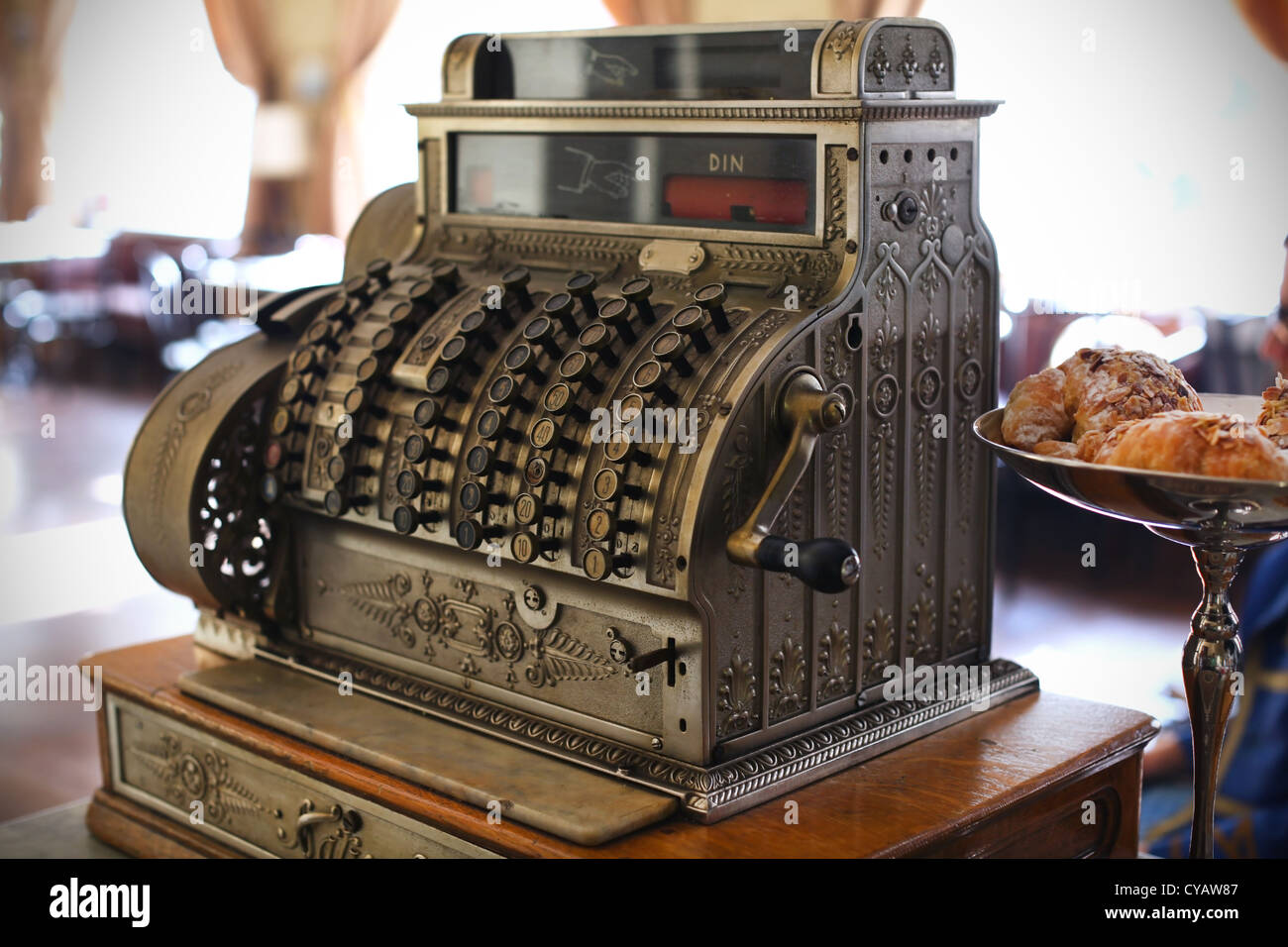 Caisse enregistreuse antique dans un coffee shop Photo Stock - Alamy