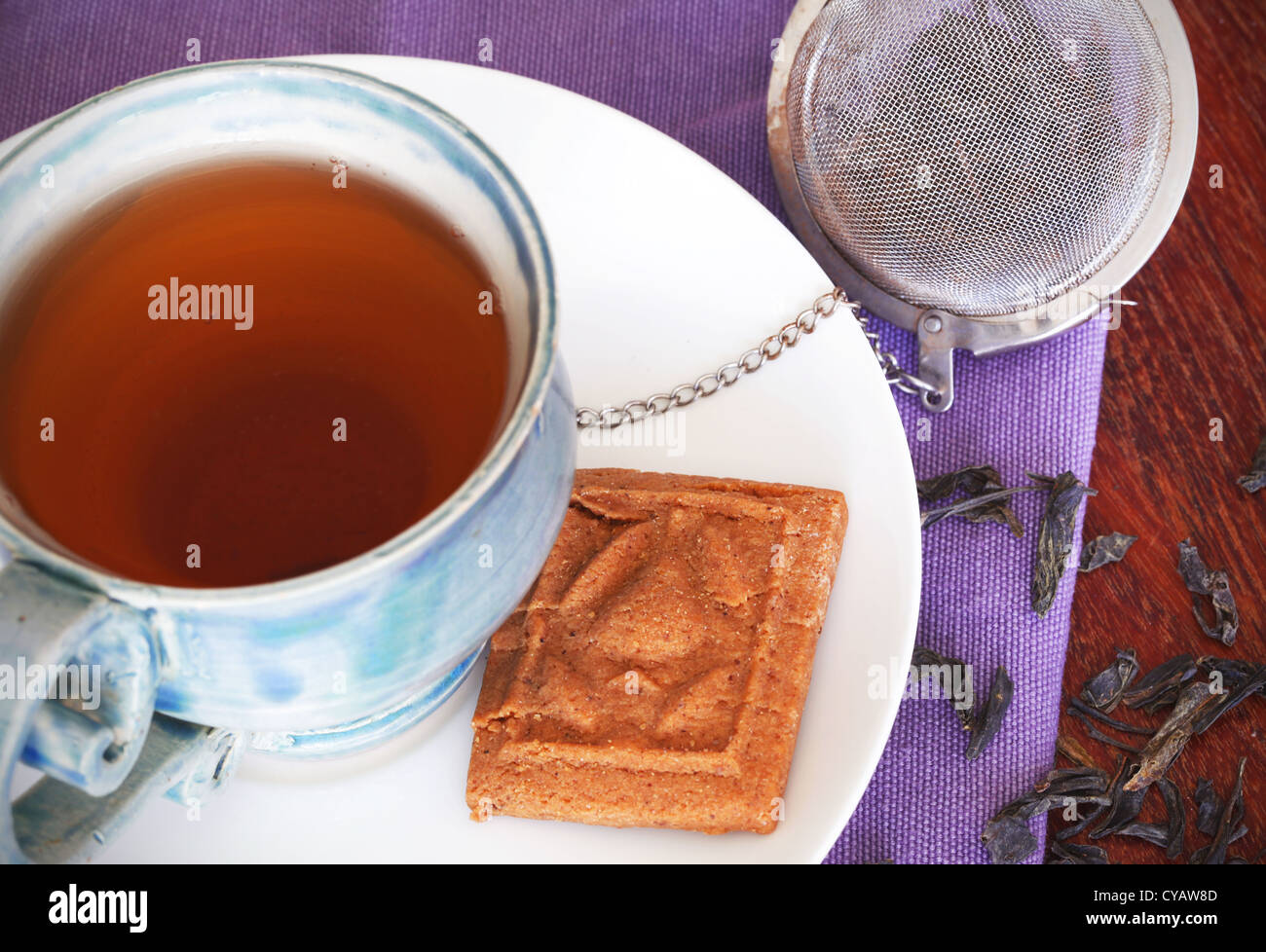 Tasse de thé, thé noir avec crépine et d'une biscuiterie Banque D'Images