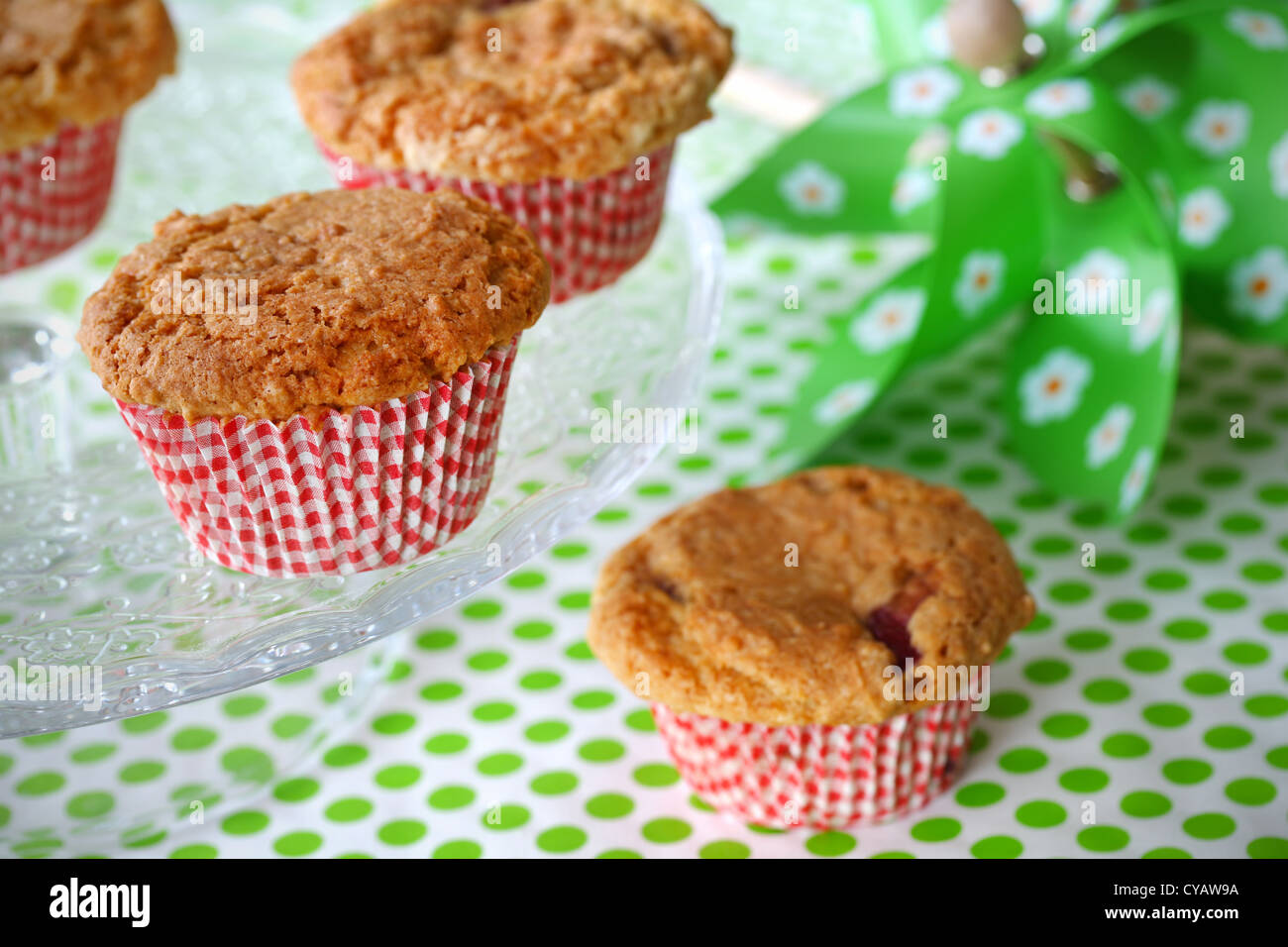 Muffins fruits sur une nappe verte et cake stand Banque D'Images