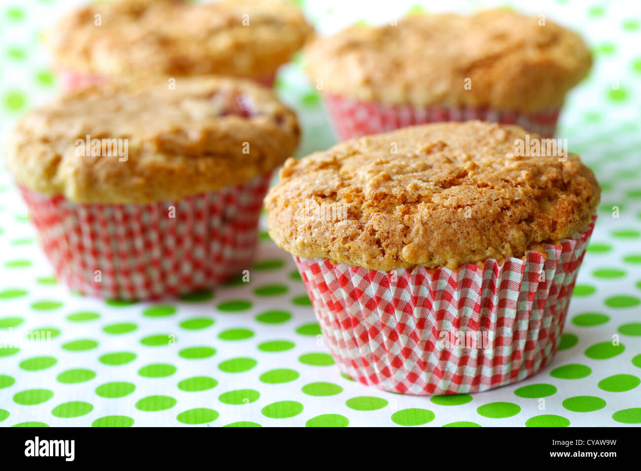 Muffins à la rhubarbe dans des tasses rouge Banque D'Images