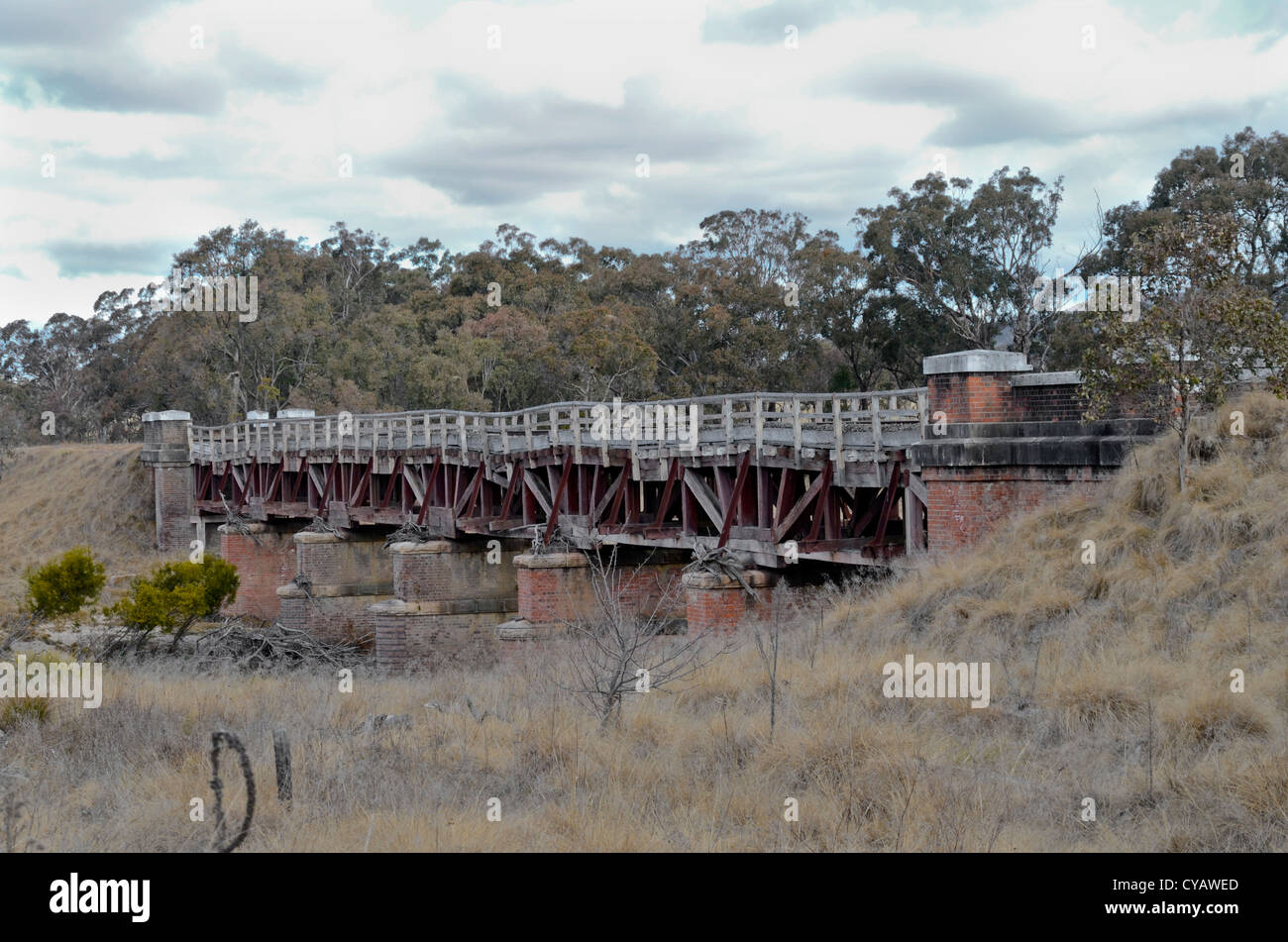 Vieux pont en bois et brique désaffecté sur un lit de rivière à sec. Tenterfield NSW Australie Banque D'Images