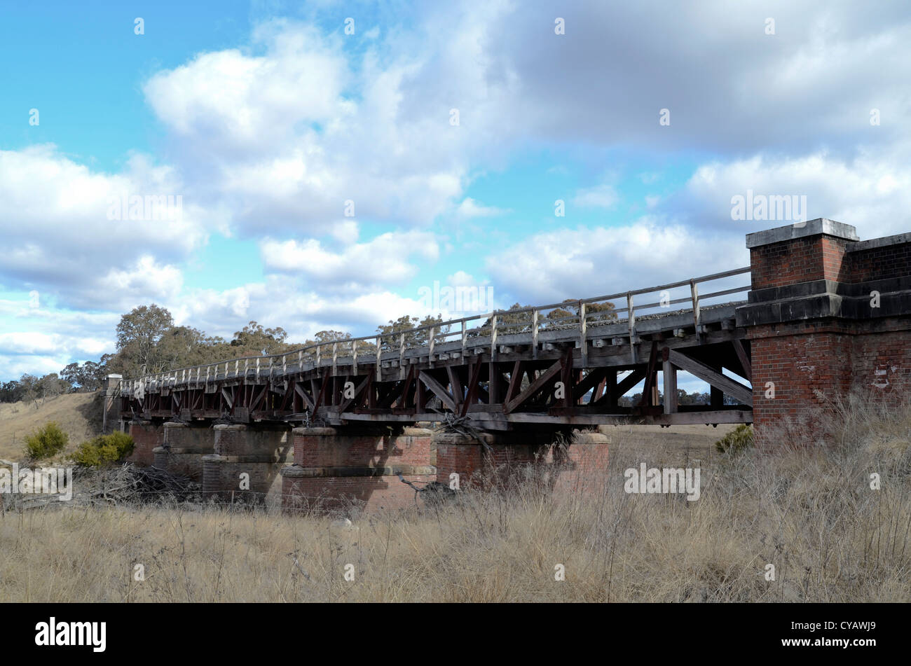 Vieux bois et brique désaffecté pont ferroviaire sur lit de rivière à sec. L'Australie Tenterfield Banque D'Images