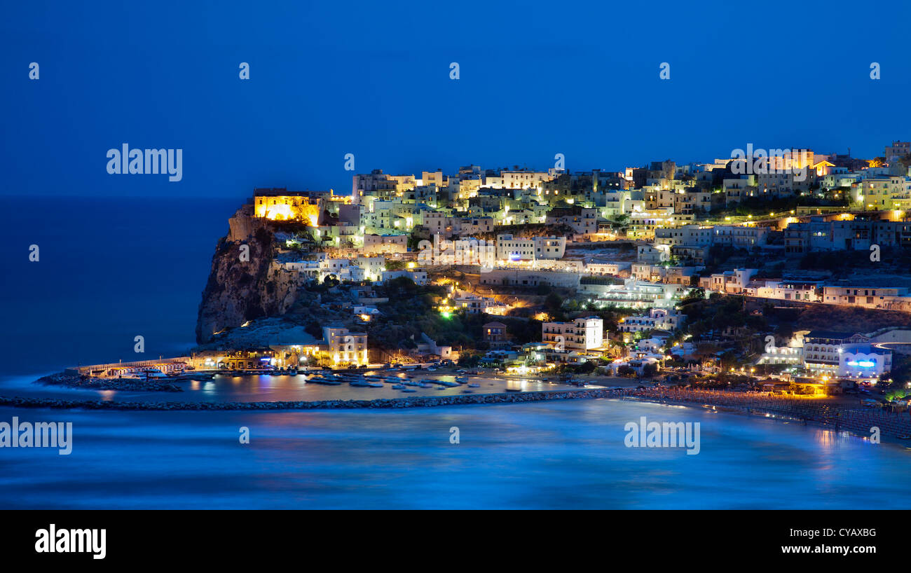 Vue de la nuit de Peschici dans la péninsule du Gargano (Pouilles, Italie) Banque D'Images