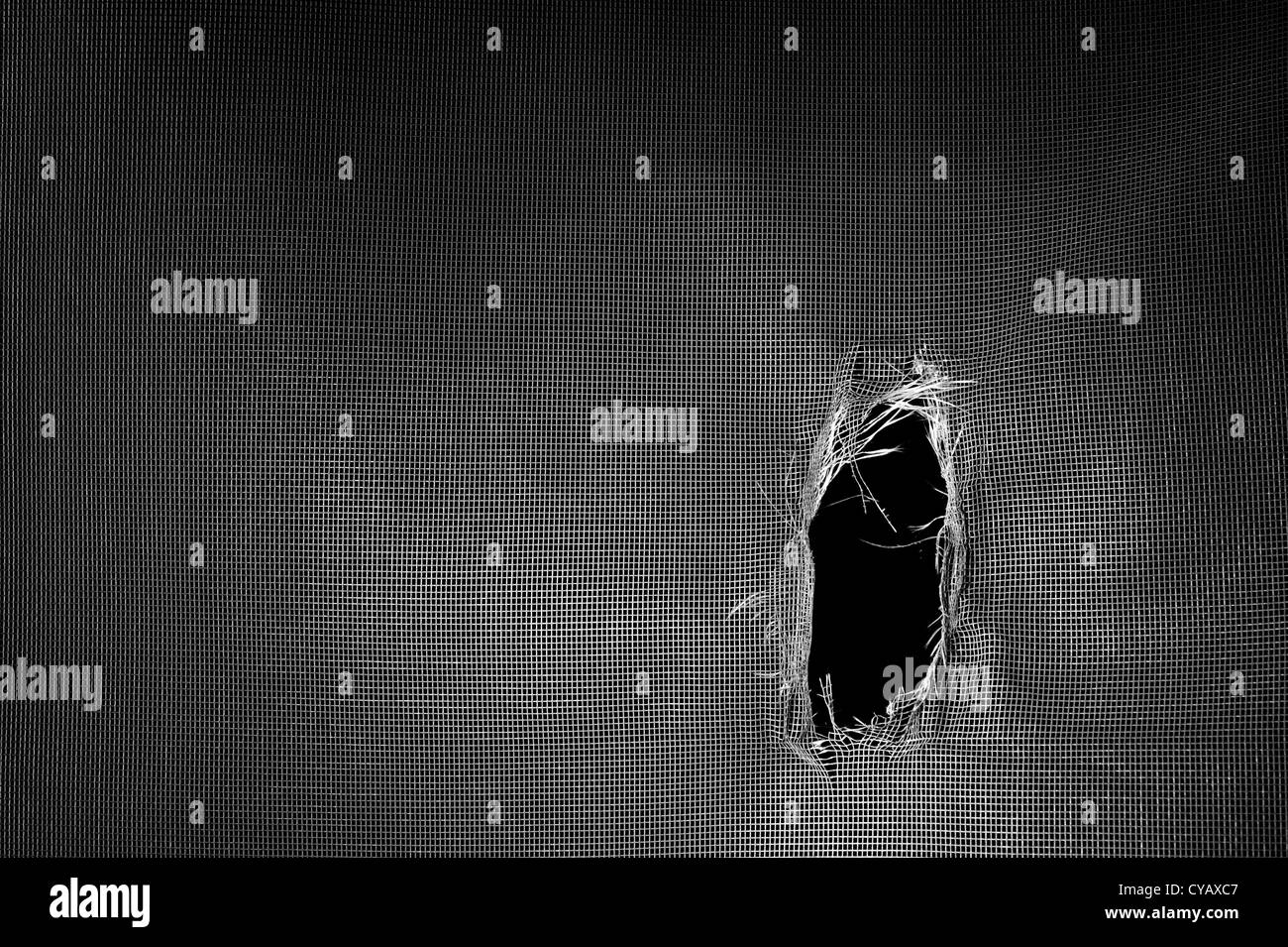 Fenêtre d'écran déchiré avec un grand trou sur un fond noir. Banque D'Images