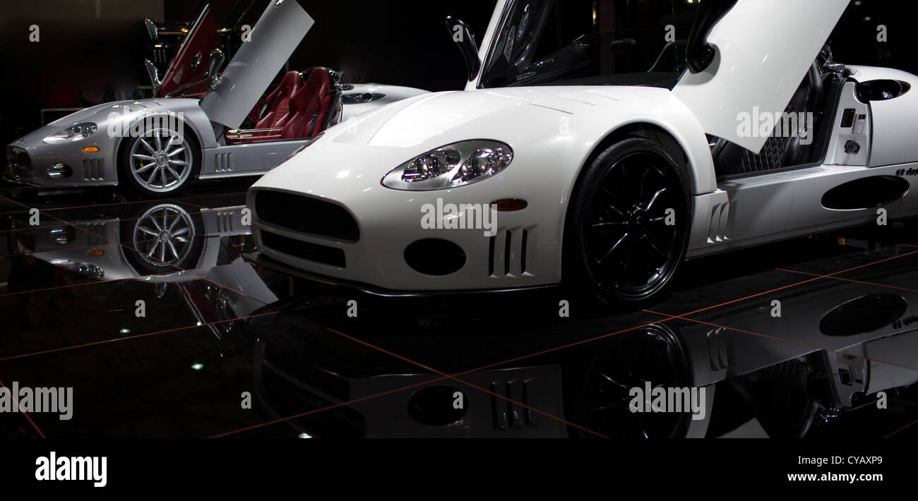 Deux voitures de sport de luxe sur la scène à l'Autoshow de shanghai montrant Banque D'Images