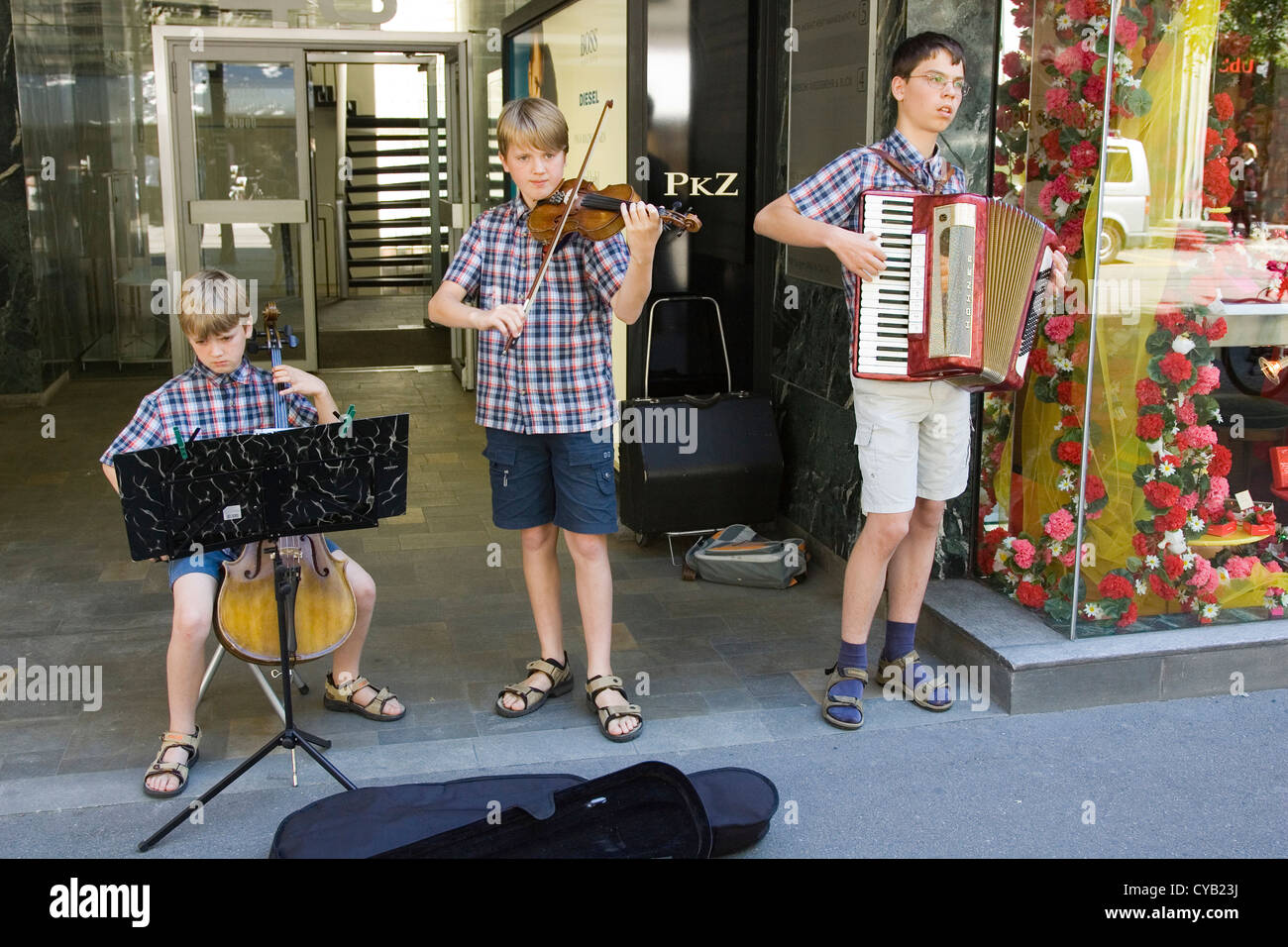 L'Europe, Suisse, Zurich, les garçons jouent de la musique le long de la Bahnhofstrasse Banque D'Images