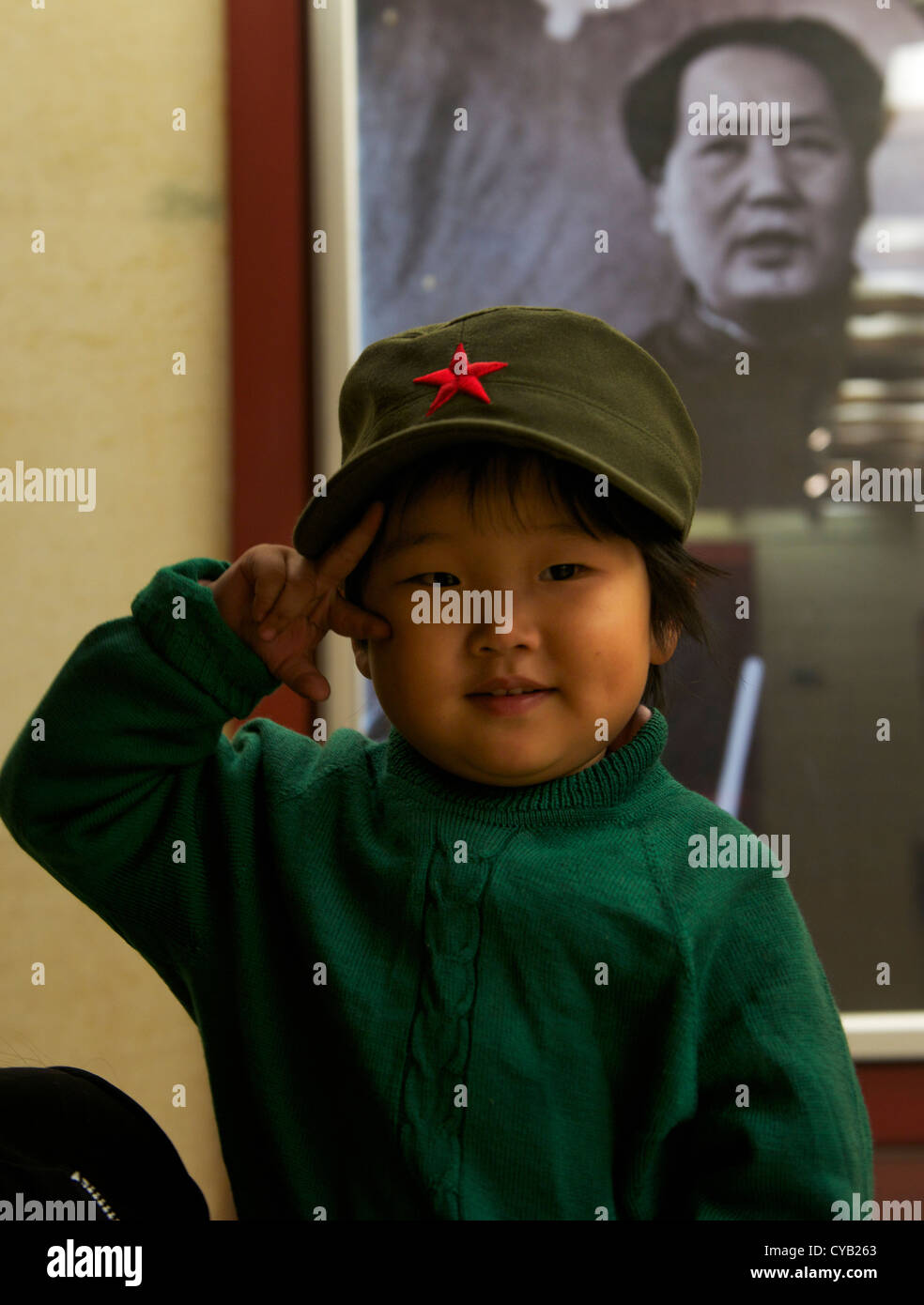 Petite fille chinoise pose devant photo de Mao Zedong lors d'une visite à Xibaipo, l'un des points chauds du tourisme rouge en Chine. 2012 Banque D'Images