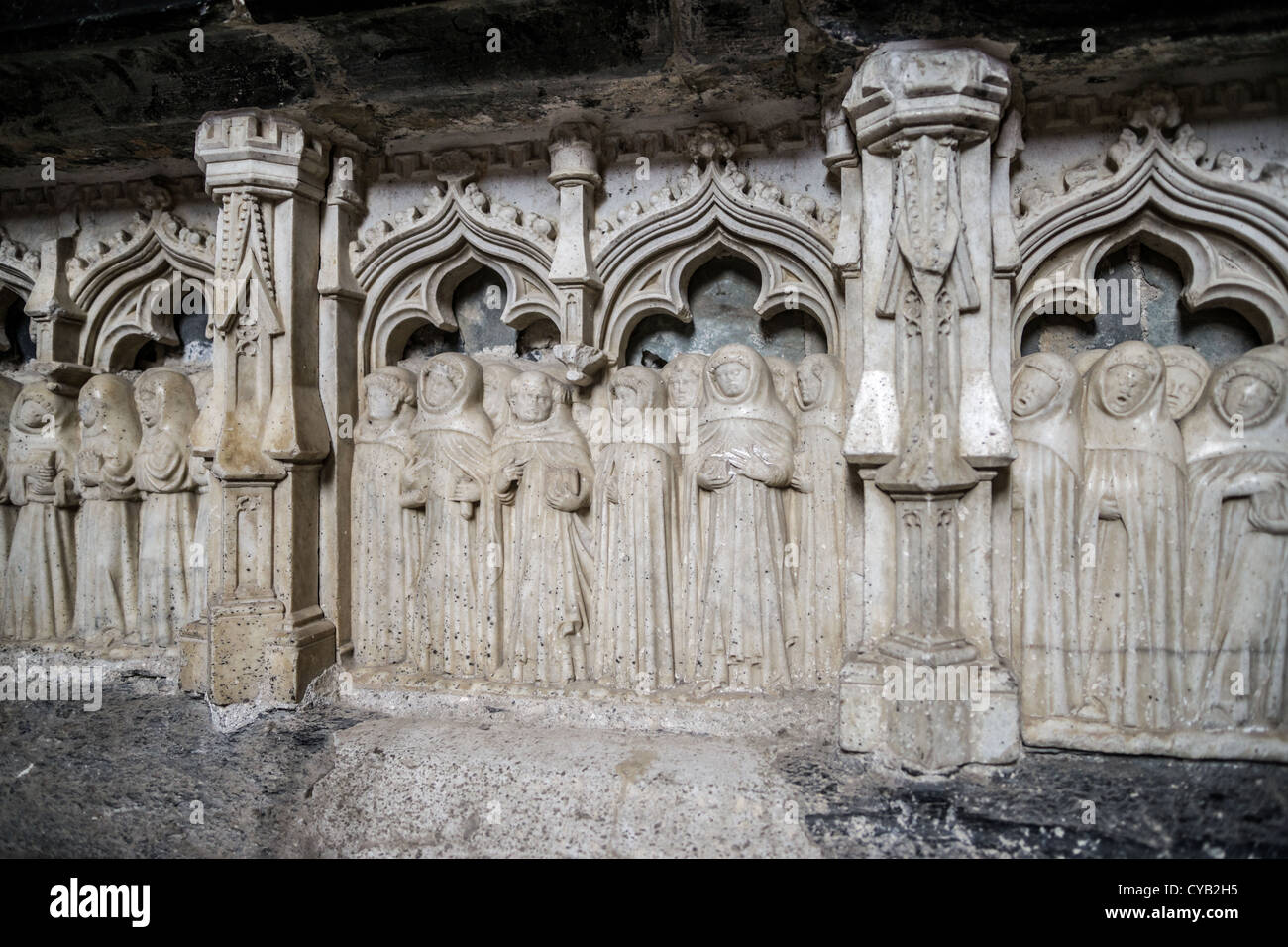 Panneau de décoration sur le tombeau d'Hugues de Castillon illustrant une scène de ses funérailles. Cathédrale de Bagnères-de-Luchon. Banque D'Images