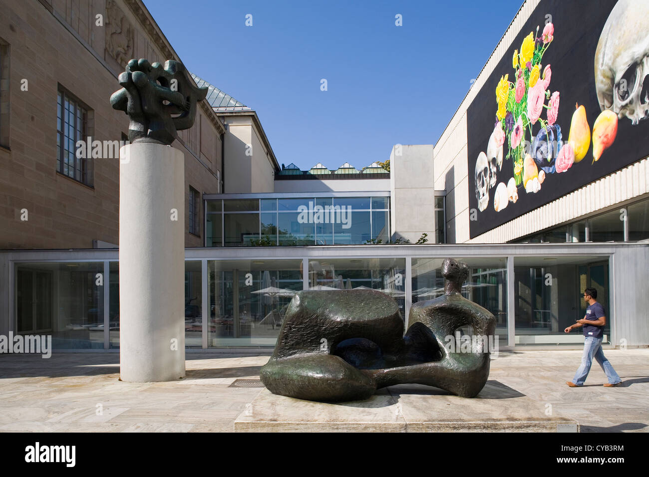 L'Europe, Suisse, Zurich, Kunsthaus, musée d'art, grosse liegende frauenfigur, sculpture de Henry Moore, 1957 Banque D'Images