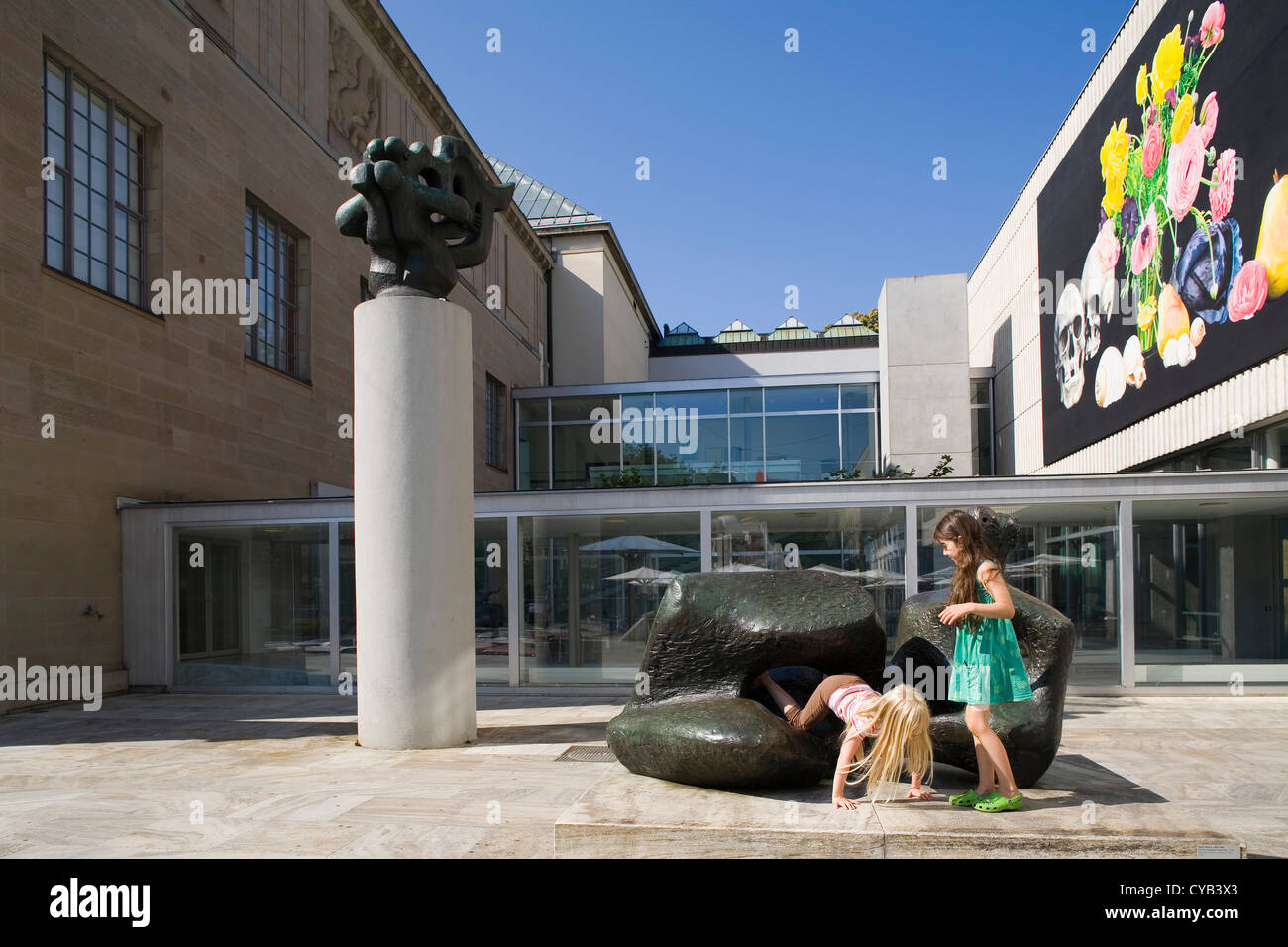 L'Europe, Suisse, Zurich, Kunsthaus, musée d'art, grosse liegende frauenfigur, sculpture de Henry Moore, 1957 Banque D'Images