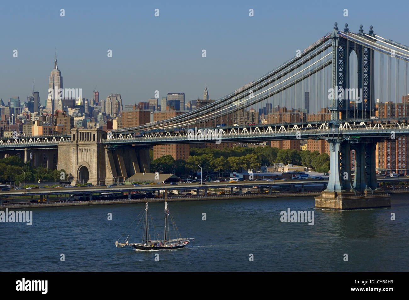 Vue depuis le pont de Brooklyn au cours de l'East River avec pont de Manhattan et midtown skyline et empire state, New York, USA Banque D'Images