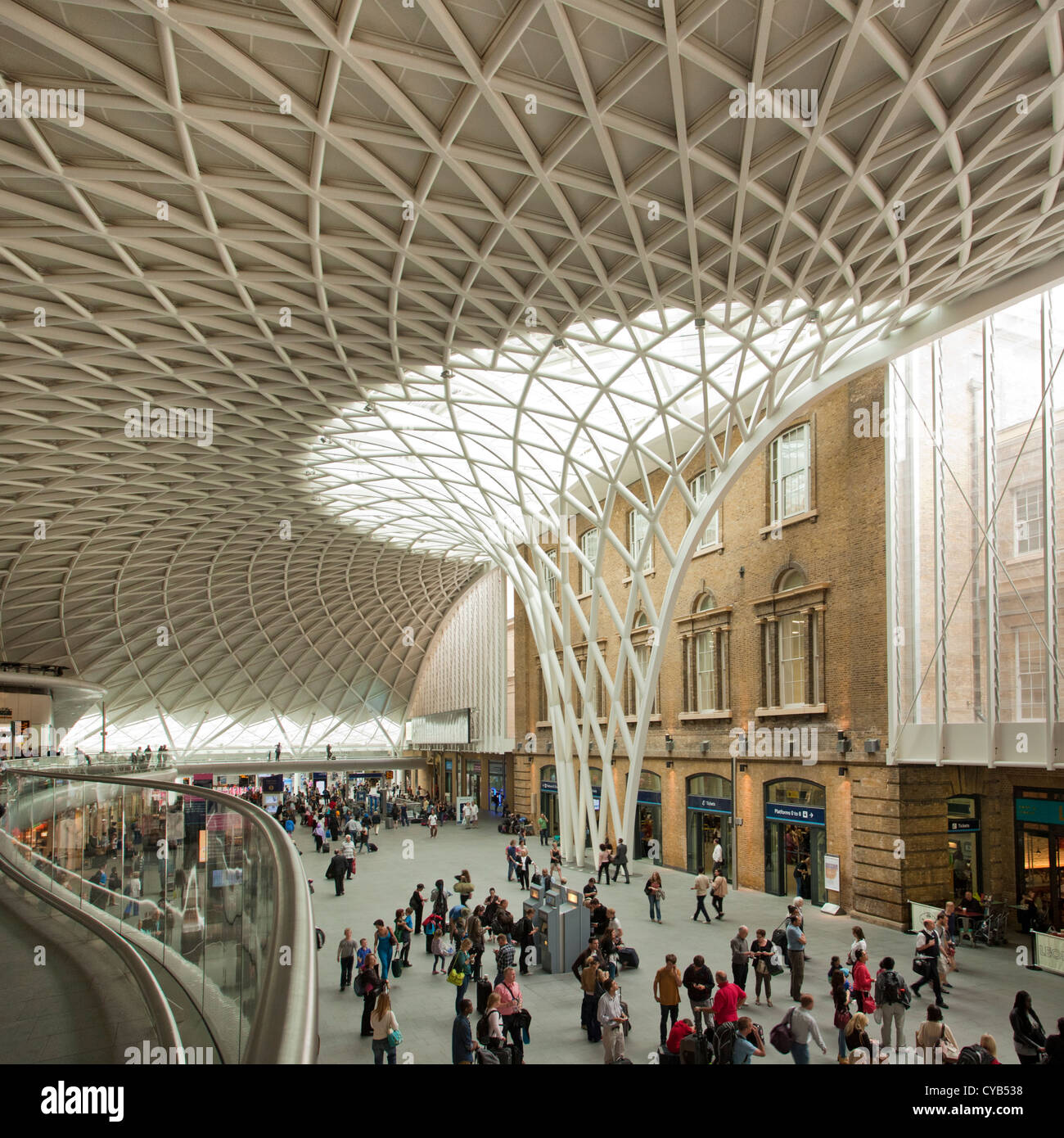 La gare de Kings Cross nouveau hall de l'architecture, Londres, Angleterre Banque D'Images