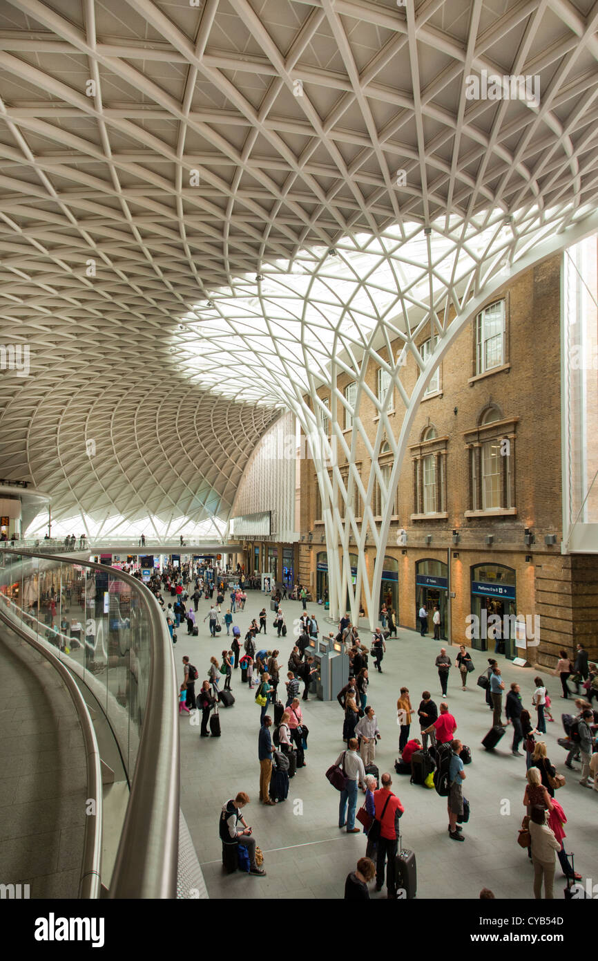 La gare de Kings Cross nouveau hall de l'architecture, Londres, Angleterre Banque D'Images