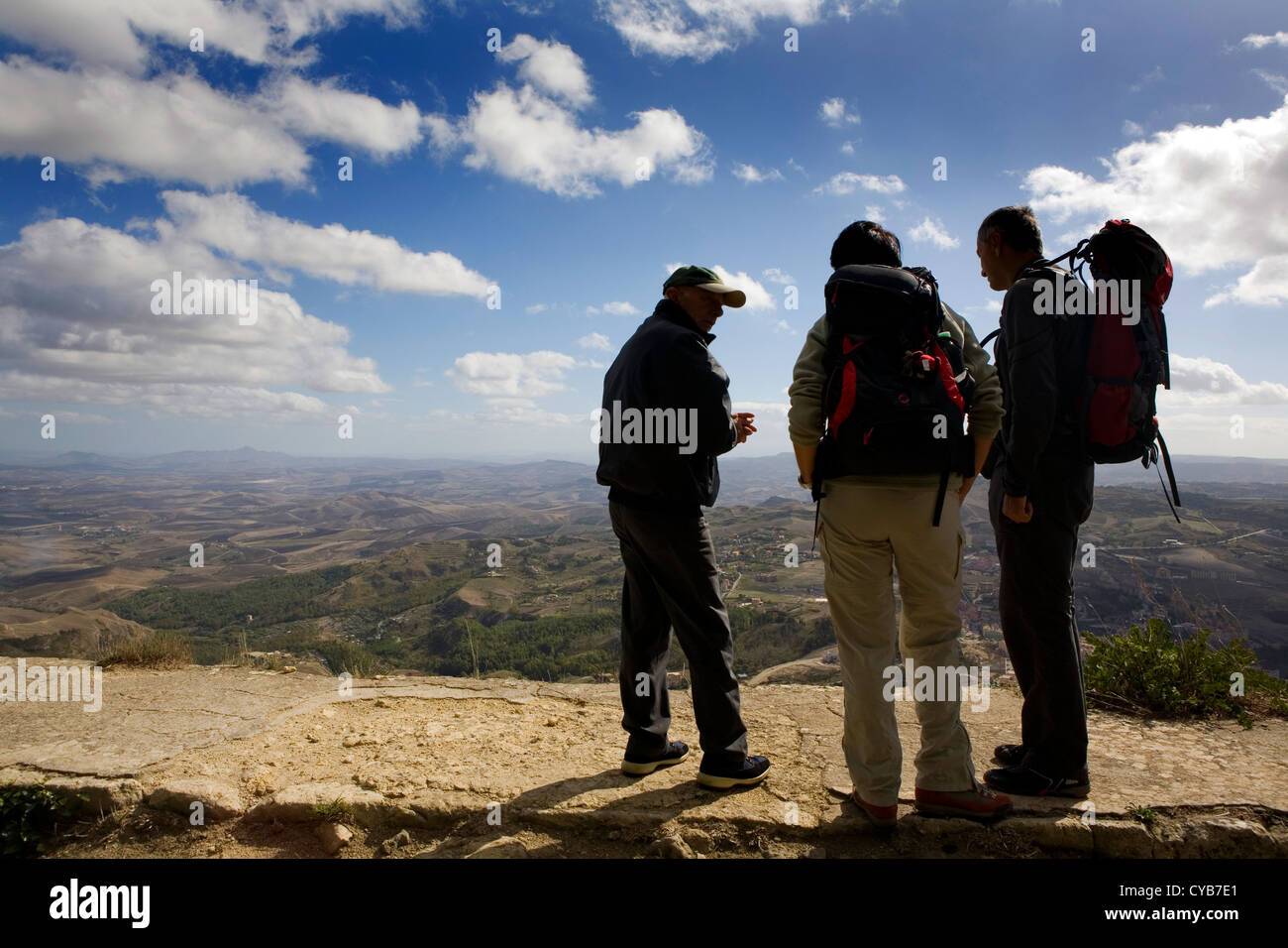 Trois touristes admirant la vue de Enna château sur la basse paysage environnant, Enna, Sicile, Italie Banque D'Images