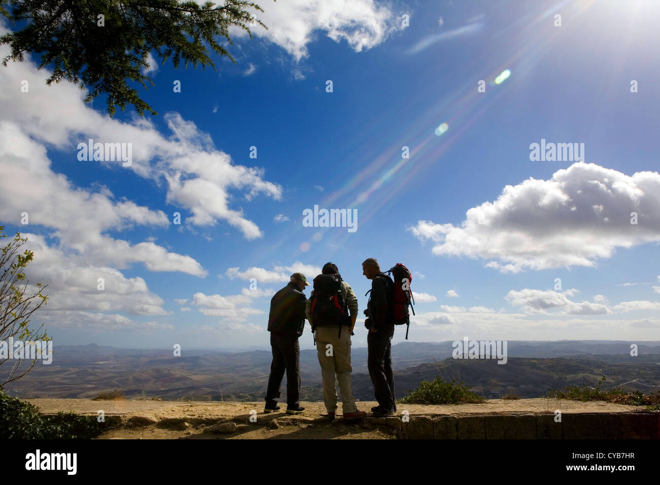 Trois touristes admirant la vue de Enna château sur la basse paysage environnant, Enna, Sicile, Italie Banque D'Images