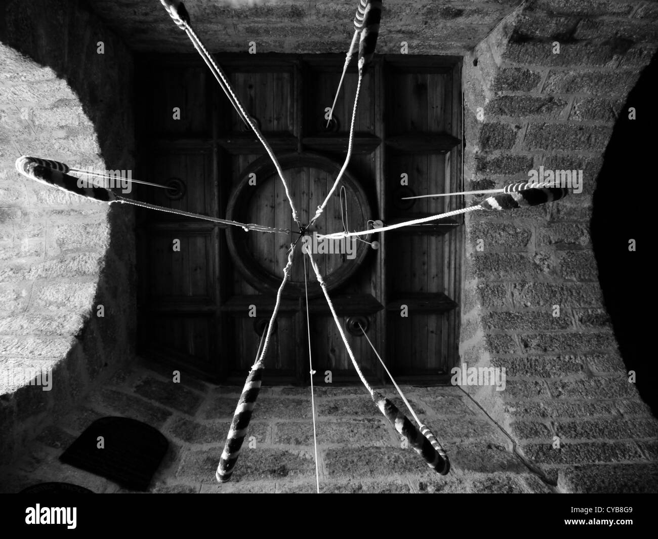 Un ensemble de sonneurs" des câbles de ci-dessous. Noir et blanc. Banque D'Images