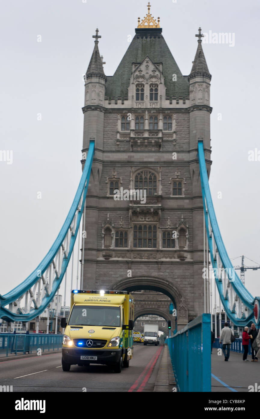 Ambulance avec feux bleus d'aller sur Tower Bridge Londres-UK Banque D'Images