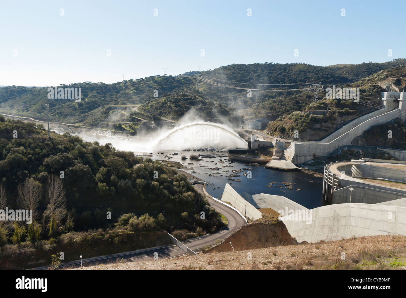 Jet d'eau de trop-plein dans le déversoir du barrage d'Alqueva, Guadiana, Alentejo, Portugal Banque D'Images