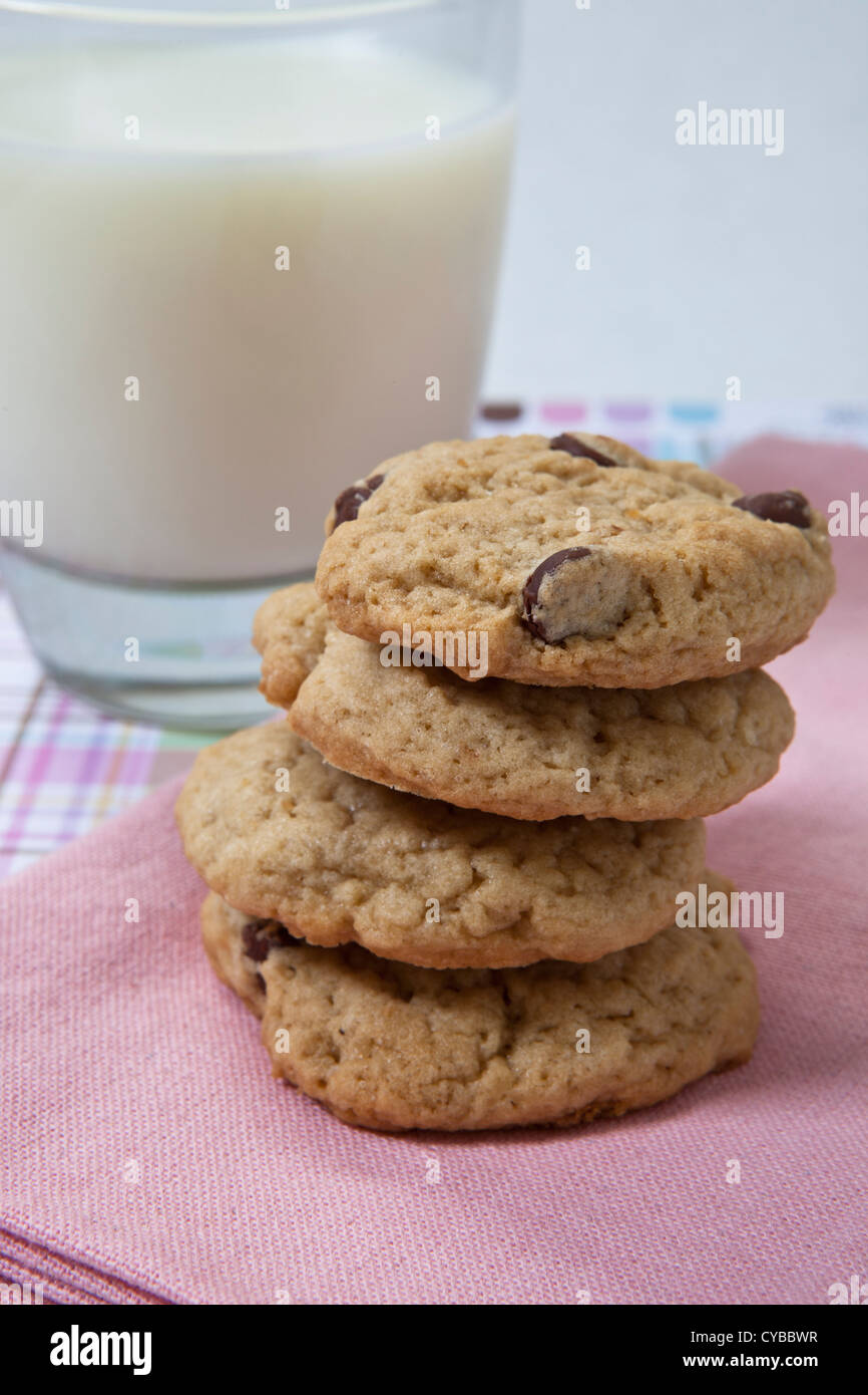 Lait et un biscuit aux brisures de chocolat snack Banque D'Images