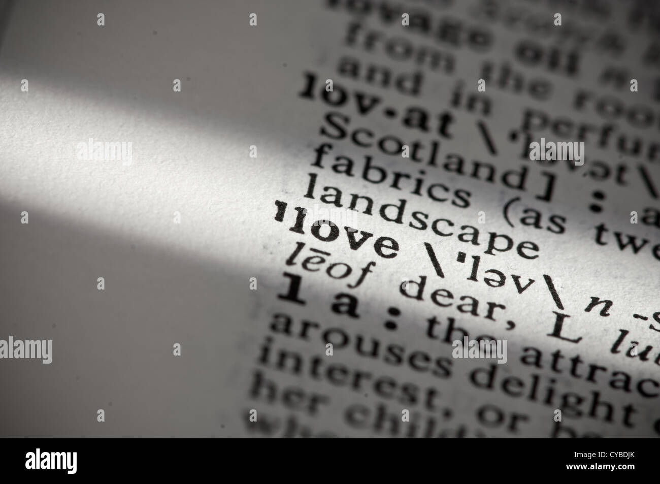 Gros plan d'une page dans un dictionnaire anglais avec le mot 'love' en surbrillance. Banque D'Images